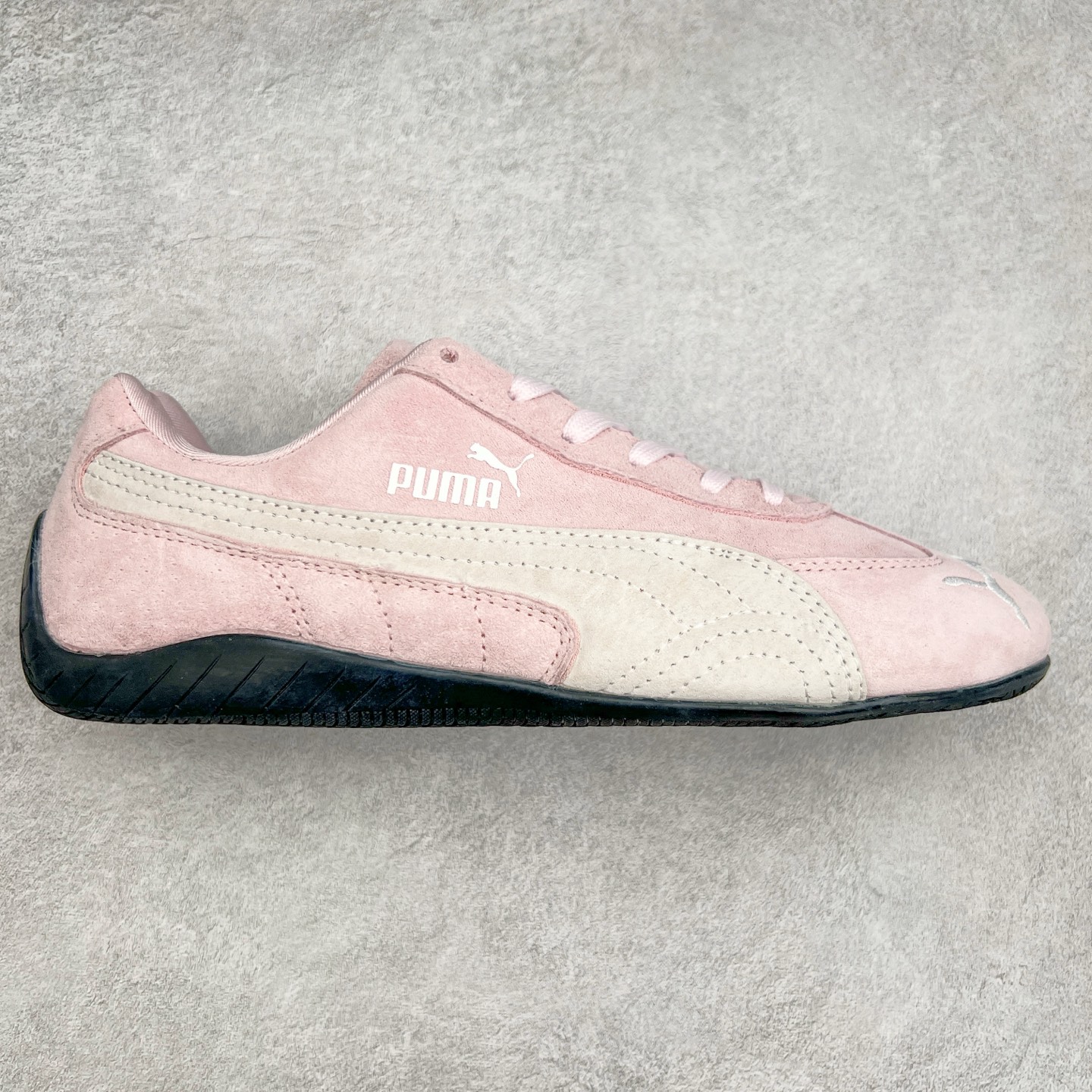 ＃特价福利 PUMA Speedca OG 彪马极速赛车系列低帮德训风拼接复古百搭休闲运动赛车鞋 鞋款从80、90年代赛车手所穿的防火赛车鞋为原型，鞋身线条模仿了赛车的流线廓形，体现了空气动力学原理的结构。简约流畅的外观，恰好又和贯穿其中的Formstrip Logo融合恰到好处，视觉上细节丰富且协调。本次Speedcat OG鞋款归来，最大看点自然式保留了窄版鞋型以及薄底构造。这两年各品牌鞋底越做越厚，Speedcat反其道而行之，上脚几乎无鞋底的效果带来耳目一新的视觉体验。鞋面依旧是以质感细腻的麂皮材质打造，并且大面积近乎全包裹的使用，复古味道也愈发浓烈。配色上更是将最原始的黑色和红色带回，向F1赛车队的标志性队服致敬。相信让各位一眼种草的更多是出挑的大红色，上脚即可瞬间点亮整体造型，在以球鞋为核心的OOTD中脱颖而出。而另一款黑色则是低调的万金油，彰显新潮个性的同时又不喧宾夺主，也是热爱简约系穿搭朋友的首选。 尺码：35.5 36 37 37.5 38 38.5 39 40 40.5 41 42 42.5 43 44 44.5 45-选品中心