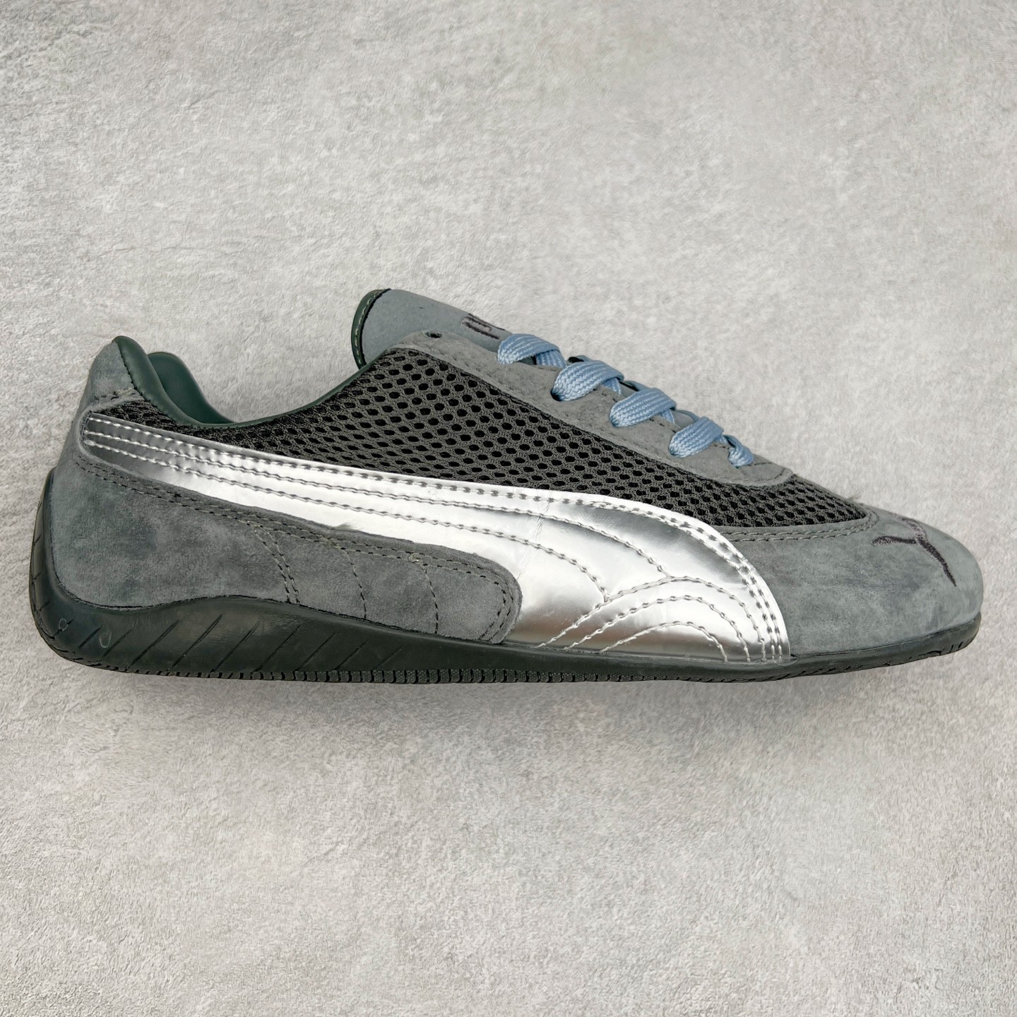 ＃特价福利 PUMA Speedca OG 彪马极速赛车系列低帮德训风拼接复古百搭休闲运动赛车鞋 鞋款从80、90年代赛车手所穿的防火赛车鞋为原型，鞋身线条模仿了赛车的流线廓形，体现了空气动力学原理的结构。简约流畅的外观，恰好又和贯穿其中的Formstrip Logo融合恰到好处，视觉上细节丰富且协调。本次Speedcat OG鞋款归来，最大看点自然式保留了窄版鞋型以及薄底构造。这两年各品牌鞋底越做越厚，Speedcat反其道而行之，上脚几乎无鞋底的效果带来耳目一新的视觉体验。鞋面依旧是以质感细腻的麂皮材质打造，并且大面积近乎全包裹的使用，复古味道也愈发浓烈。配色上更是将最原始的黑色和红色带回，向F1赛车队的标志性队服致敬。相信让各位一眼种草的更多是出挑的大红色，上脚即可瞬间点亮整体造型，在以球鞋为核心的OOTD中脱颖而出。而另一款黑色则是低调的万金油，彰显新潮个性的同时又不喧宾夺主，也是热爱简约系穿搭朋友的首选。 尺码：35.5 36 37 37.5 38 38.5 39 40 40.5 41 42 42.5 43 44 44.5 45-选品中心