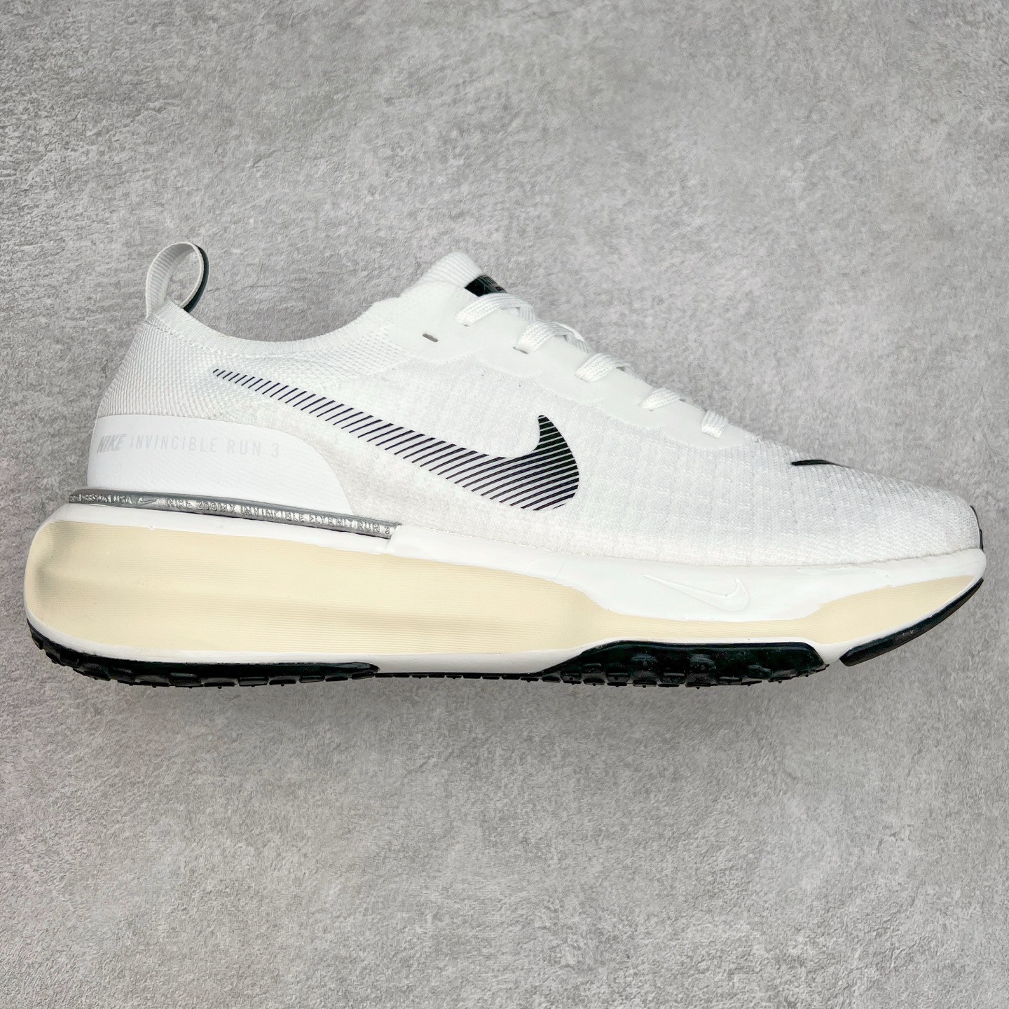 图片[5]-＃福利特价 NK ZoomX Invincible Run Flyknit FK3 不可战胜3代系列轻量飞织低帮休闲运动慢跑鞋 此鞋专为短跑运动员而生 是为 5 至 10 公里距离的赛事和训练打造 整体设计采用流线型的轻质工程网眼材质构成鞋面 并与其他 Running 旗舰鞋款同样搭载全脚掌 ZoomX 缓冲中底 搭配 Pebax 物料与橡胶外底 ZoomX StreakFly 首发配色以Prototype呈现 其灵感是来自开发期间的磨损测试 透过编号的标记与内侧的预期跑步距离突出研发过程 尺码：36 36.5 37.5 38 38.5 39 40 40.5 41 42 42.5 43 44 44.5 45-选品中心