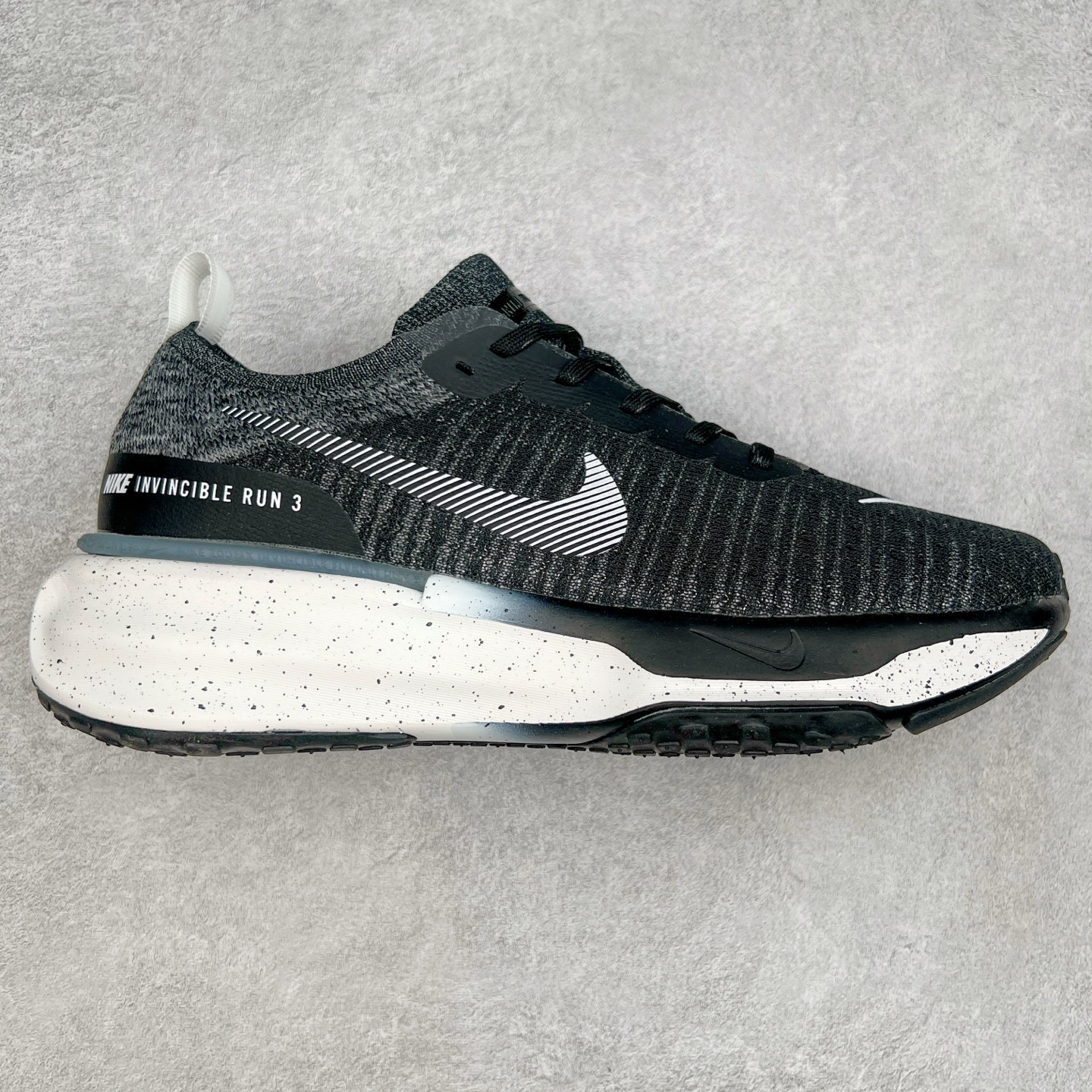 图片[6]-＃福利特价 NK ZoomX Invincible Run Flyknit FK3 不可战胜3代系列轻量飞织低帮休闲运动慢跑鞋 此鞋专为短跑运动员而生 是为 5 至 10 公里距离的赛事和训练打造 整体设计采用流线型的轻质工程网眼材质构成鞋面 并与其他 Running 旗舰鞋款同样搭载全脚掌 ZoomX 缓冲中底 搭配 Pebax 物料与橡胶外底 ZoomX StreakFly 首发配色以Prototype呈现 其灵感是来自开发期间的磨损测试 透过编号的标记与内侧的预期跑步距离突出研发过程 尺码：36 36.5 37.5 38 38.5 39 40 40.5 41 42 42.5 43 44 44.5 45-选品中心