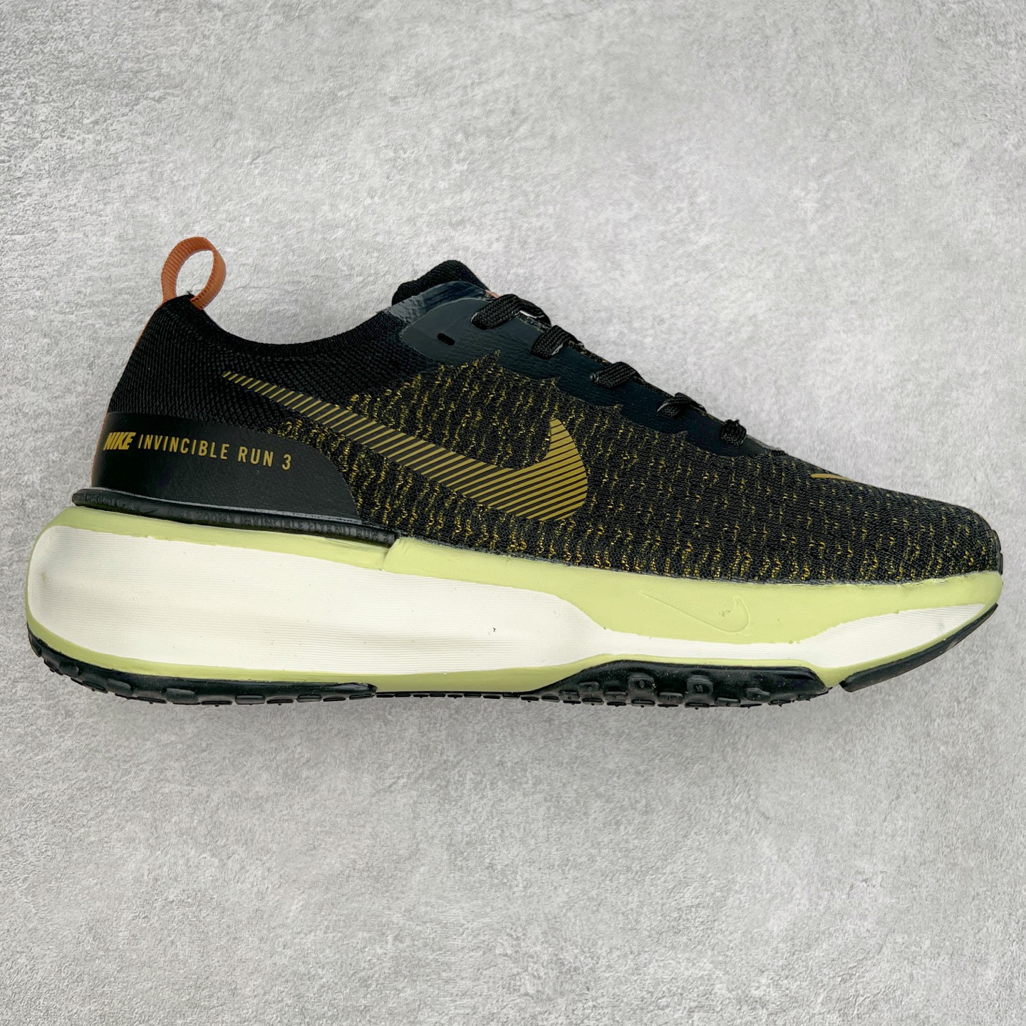 图片[11]-＃福利特价 NK ZoomX Invincible Run Flyknit FK3 不可战胜3代系列轻量飞织低帮休闲运动慢跑鞋 此鞋专为短跑运动员而生 是为 5 至 10 公里距离的赛事和训练打造 整体设计采用流线型的轻质工程网眼材质构成鞋面 并与其他 Running 旗舰鞋款同样搭载全脚掌 ZoomX 缓冲中底 搭配 Pebax 物料与橡胶外底 ZoomX StreakFly 首发配色以Prototype呈现 其灵感是来自开发期间的磨损测试 透过编号的标记与内侧的预期跑步距离突出研发过程 尺码：36 36.5 37.5 38 38.5 39 40 40.5 41 42 42.5 43 44 44.5 45-选品中心