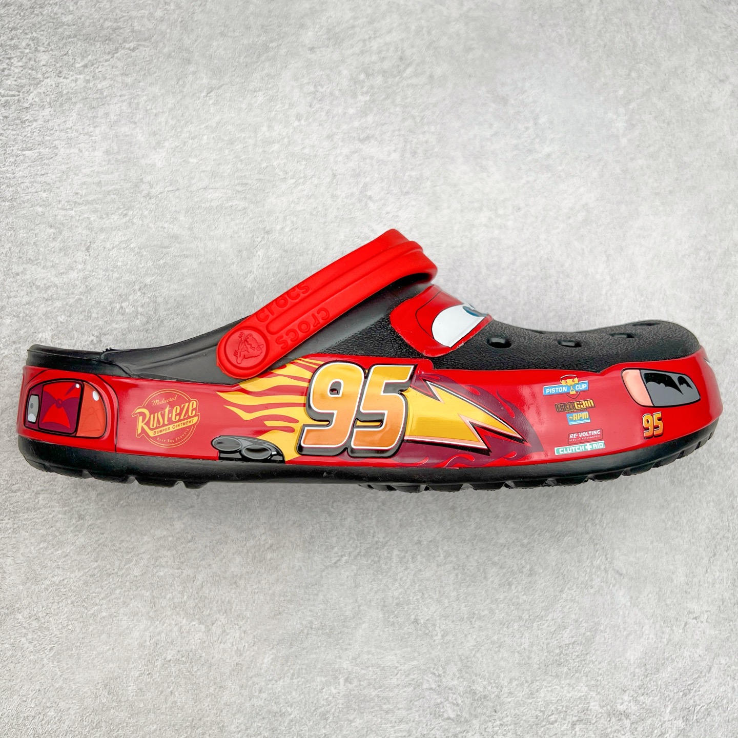 Cars x Crocs Classic Clog卡骆驰汽车总动员联名限定合作系列EVA经典一脚蹬包头洞洞鞋 男女同款 超轻Croslite专利材料打造 鞋面更加耐用易清洗 该鞋款轻盈舒适 2002年 经典克骆格诞生 秉承外形简单 穿着舒适的初衷 不断为消费者带来舒适的穿着体验 穿出“趣”味 鞋面洞洞可搭彰显个性的智必星 一鞋两穿 可调节式后跟带增添鞋身的稳固性能 放前面变成愜意舒适的凉拖 放后面行走跑跳更加稳妥 Croslite ™材料 封闭式细胞树脂 能够在体温作用下自动变形以适应脚部形状 涉水性优秀的同时易于清洁 抓地力强 不易打滑 Crocs的核心理念：轻便 灵活 全方位的舒适感 同步官方尺码：M4（36-37） M5（37-38）M6（38-39）M7（39-40）M8（41-42）M9（42-43）M10（43-44）M11（45-46）-选品中心