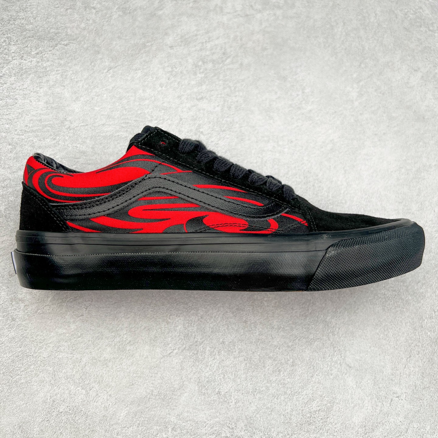 Vans Premium Old Skool 舒适百搭 防滑减震 休闲硫化板鞋 鞋款以黑色作为主调，神秘深邃，奠定酷感基调；明艳的黄色与热烈的红色巧妙点缀，像街头涂鸦般充满活力，碰撞出强烈的视觉冲击。 货号：VN000D56458 货号：VN000D56MCG 尺码： 35 36 36.5 37 38 38.5 39 40 40.5 41 42 42.5 43 44 45-选品中心