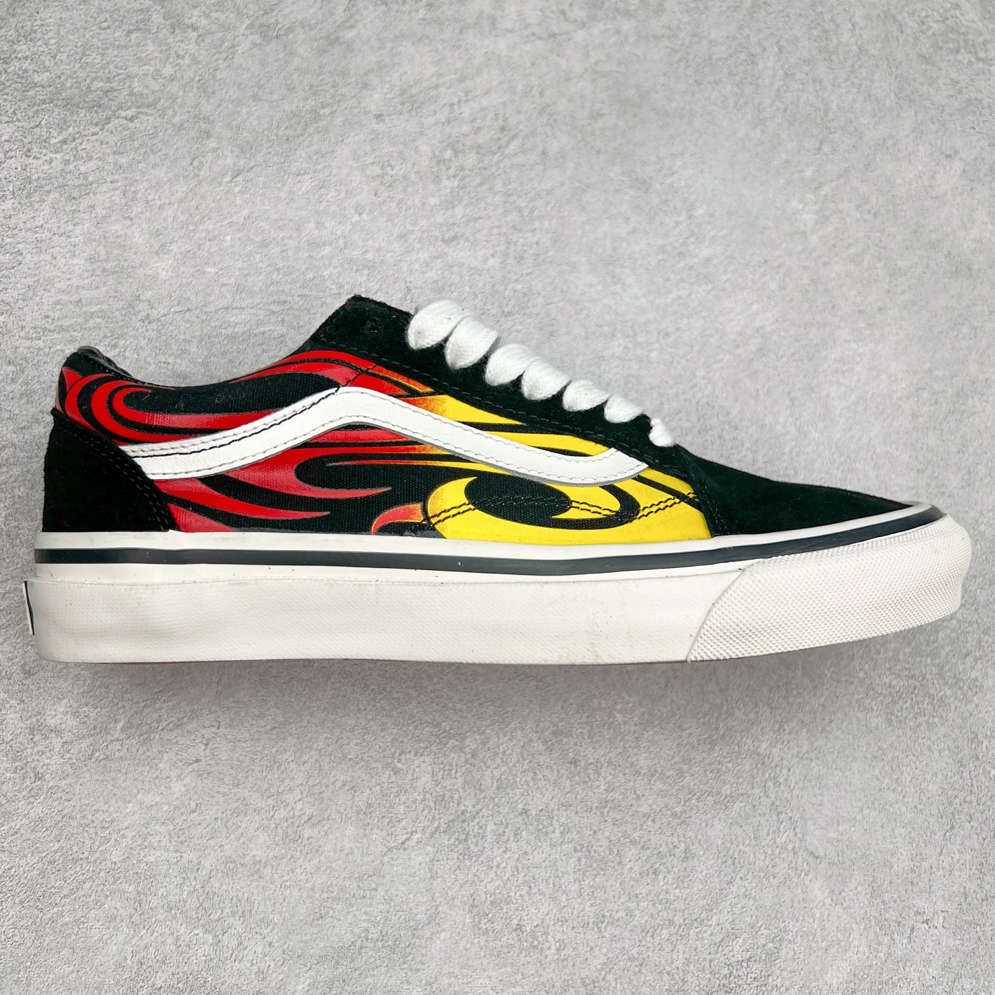 Vans Premium Old Skool 舒适百搭 防滑减震 休闲硫化板鞋 鞋款以黑色作为主调，神秘深邃，奠定酷感基调；明艳的黄色与热烈的红色巧妙点缀，像街头涂鸦般充满活力，碰撞出强烈的视觉冲击。 货号：VN000D56458 货号：VN000D56MCG 尺码： 35 36 36.5 37 38 38.5 39 40 40.5 41 42 42.5 43 44 45-选品中心