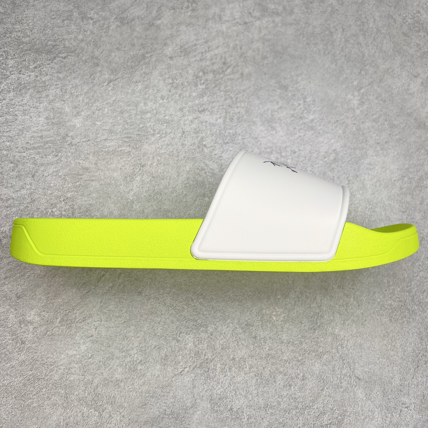 ＃HP Arcteryx SYLAN 始祖鸟舒适防滑防磨一字拖鞋 男女同款 Arcteryx中文名始祖鸟 加拿大户外服饰品牌 1989年创立于加拿大温哥华 始祖鸟来自加拿大海岸山脉 植根高山的专业户外品牌 始终秉承对精湛设计和工艺孜孜以求的准则 从1989年创立至今 Arcteryx始终不断在产品设计与做工上不惜工本 以满足始祖鸟的标准 品质、设计以及精简的理念造就了其良好的性能 并能满足严苛环境下的使用需求 尺码：39 40 41 42 43 44 45-选品中心