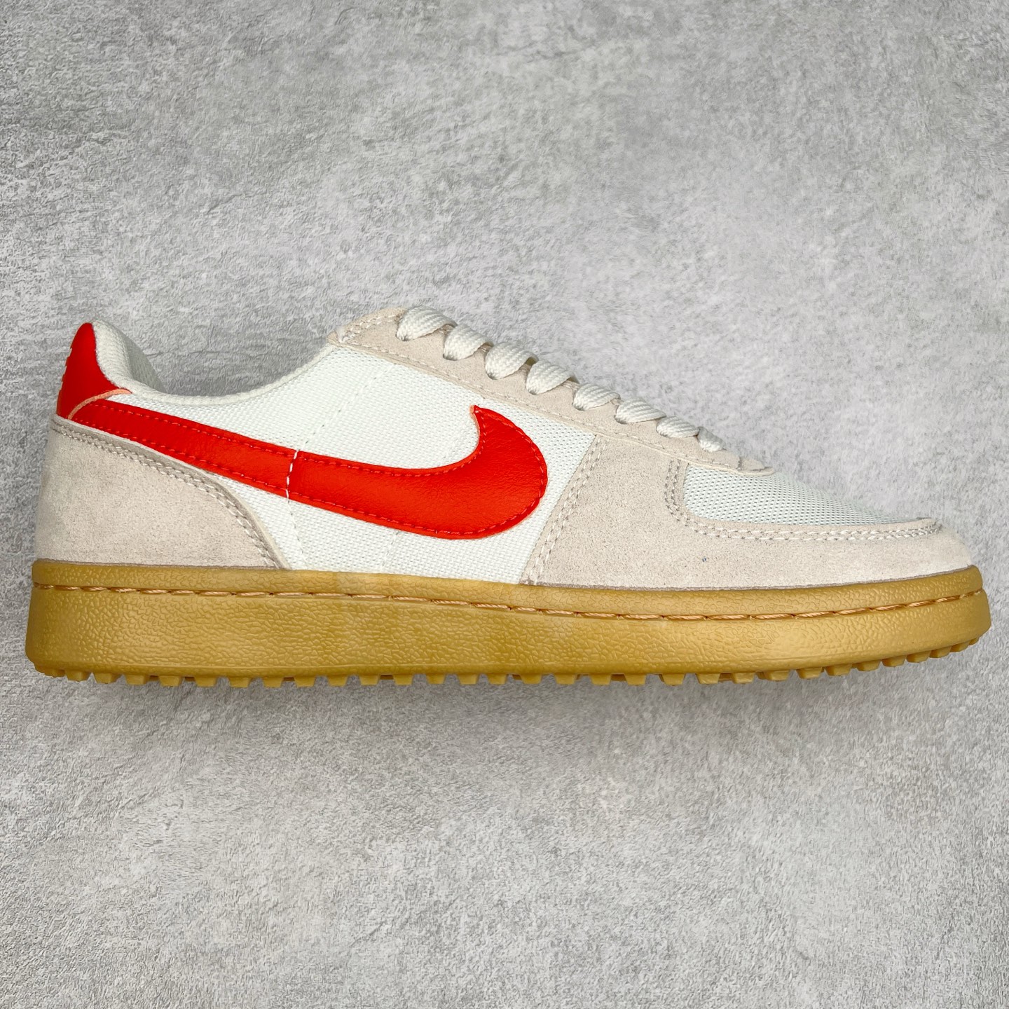 图片[4]-NK Field General 82 美式复古球鞋板鞋 随着复古球鞋文化的复兴 NK将这款曾于 80 年代问世的球鞋重新带回 引起大家的关注 在鞋面设计中融入粒面皮革和织物材质打造 之后再辅以标志性的华夫格纹路橡胶鞋底搭配 经典复刻配色见证 20 世纪 80 年代传奇球星征战赛场的精彩瞬间 尺码：36 36.5 37.5 38 38.5 39 40 40.5 41 42 42.5 43 44 44.5 45-选品中心