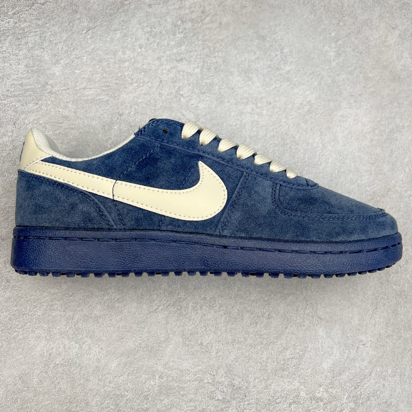 图片[7]-NK Field General 82 美式复古球鞋板鞋 随着复古球鞋文化的复兴 NK将这款曾于 80 年代问世的球鞋重新带回 引起大家的关注 在鞋面设计中融入粒面皮革和织物材质打造 之后再辅以标志性的华夫格纹路橡胶鞋底搭配 经典复刻配色见证 20 世纪 80 年代传奇球星征战赛场的精彩瞬间 尺码：36 36.5 37.5 38 38.5 39 40 40.5 41 42 42.5 43 44 44.5 45-选品中心