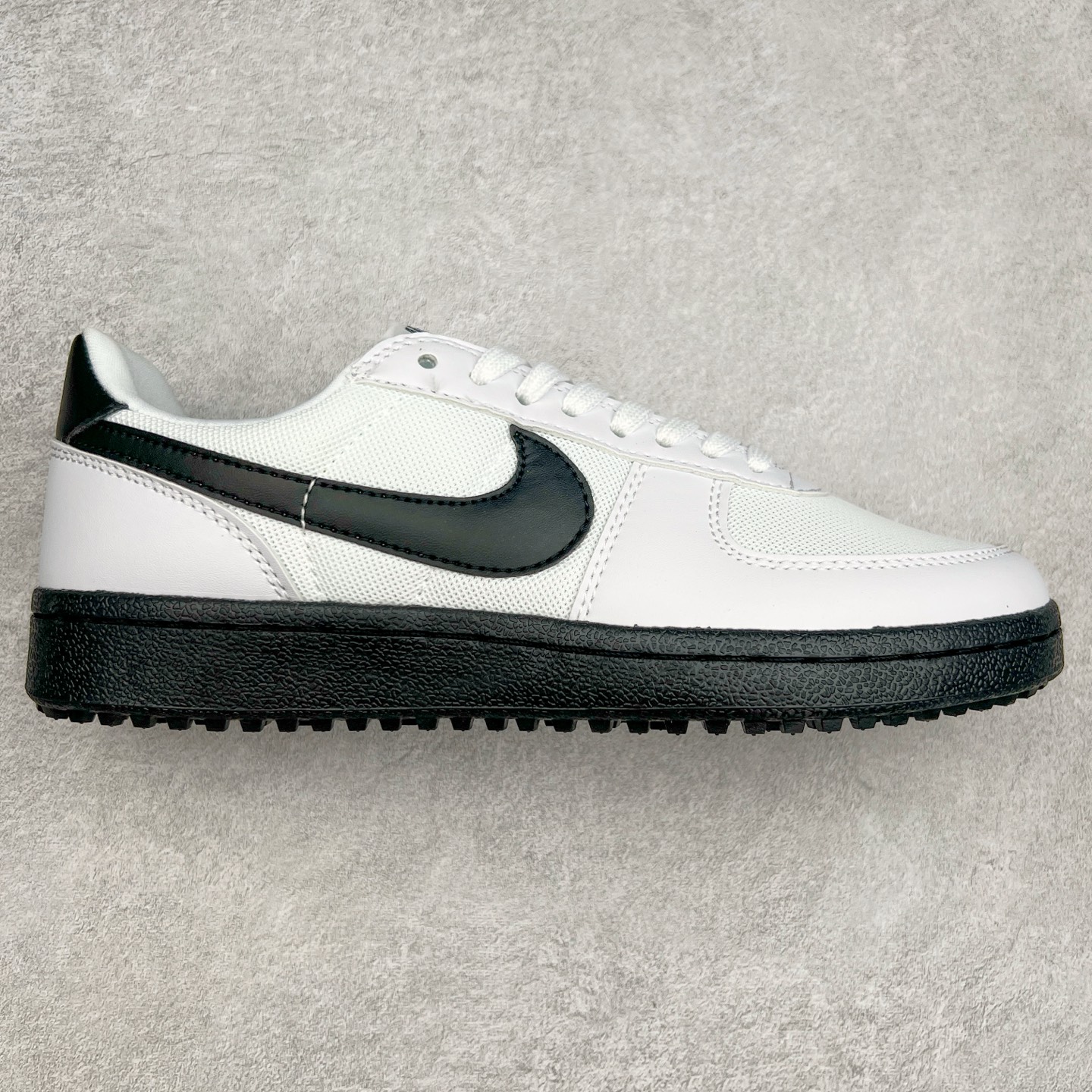 图片[2]-NK Field General 82 美式复古球鞋板鞋 随着复古球鞋文化的复兴 NK将这款曾于 80 年代问世的球鞋重新带回 引起大家的关注 在鞋面设计中融入粒面皮革和织物材质打造 之后再辅以标志性的华夫格纹路橡胶鞋底搭配 经典复刻配色见证 20 世纪 80 年代传奇球星征战赛场的精彩瞬间 尺码：36 36.5 37.5 38 38.5 39 40 40.5 41 42 42.5 43 44 44.5 45-选品中心