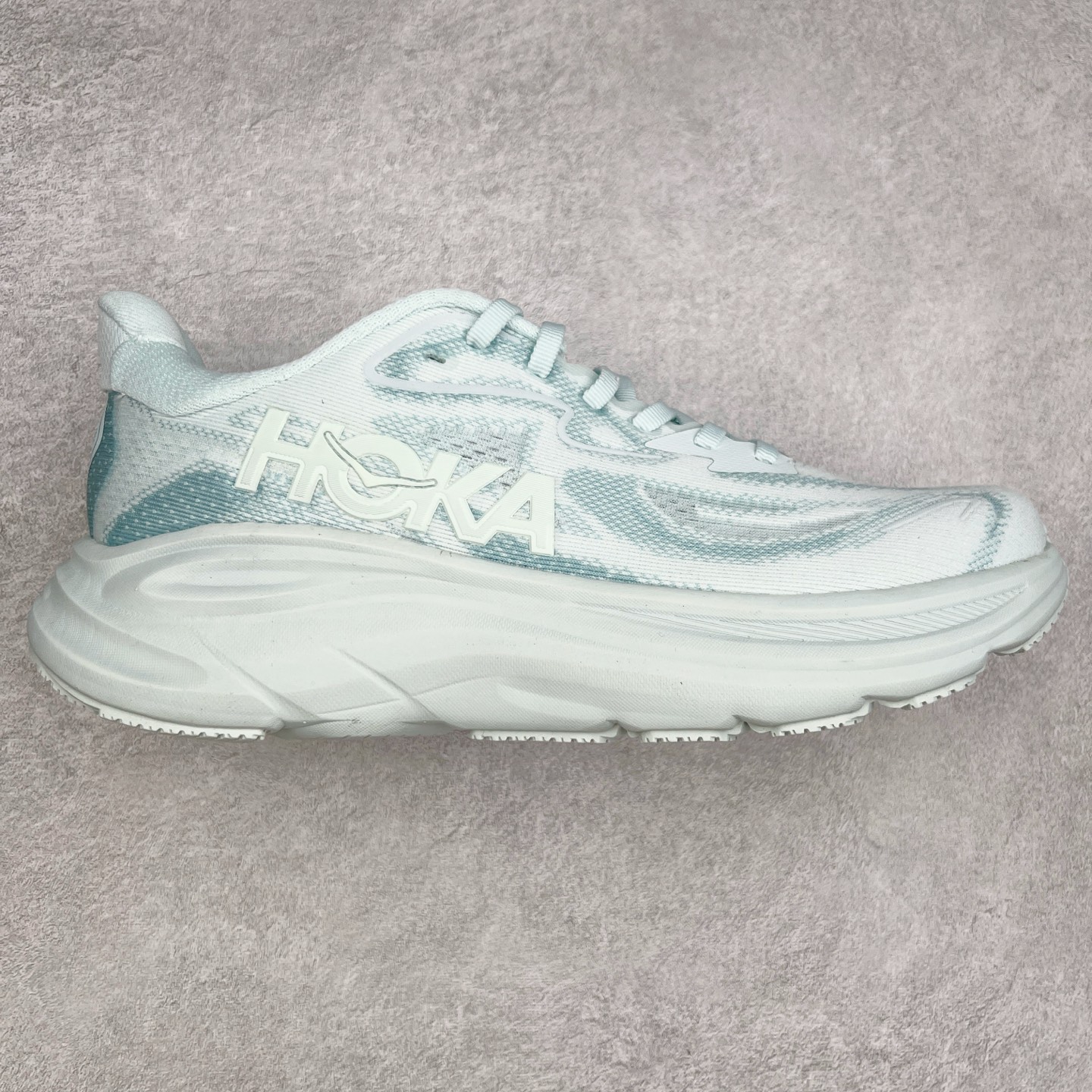 HOKA ONE ONE Clifton 克里夫顿10代专业性能减震公路跑步鞋 轻盈透气的针织网面和纱线的使用让鞋面更挺拔 增强鞋面的强度和支撑性能 搭配柔软的鞋舌 让双脚在舒适包裹中跑的更加畅快 全新泡棉中底 柔软的同时增强回弹性能 为不同跑者提供更平稳流畅的脚感 带来全面的缓冲保护 根据人体工程学设计的延长拉襟 后跟处弹软的海绵填充舒适固定 避免掉跟和摩擦 相比上一代光滑的内衬 Clifton 的内衬增强了摩擦力 避免双脚在鞋内滑动 尺码：36 36.5 37.5 38 38.5 39 40 40.5 41 42 42.5 43 44 44.5 45-选品中心