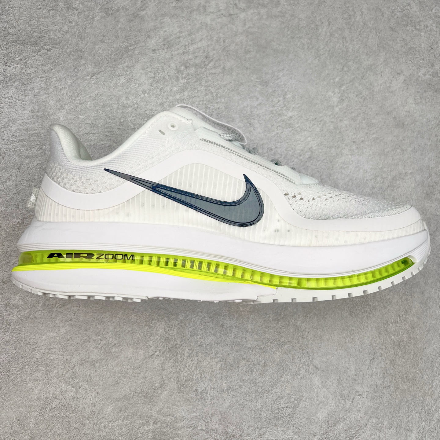 ＃纯原 NK Pegasus Premium 飞马全掌气垫跑步运动鞋 HQ2592-100 气垫的究极进化 NIKE 2025S 新王炸 • 在特有Air科技加持下，耐克带来全新Pegasus Premium。这款跑鞋在传承耐克飞马（Pegasus）系列标志性的缓震功能的同时，将首次搭载耐克的塑型可视化Air Zoom气垫单元。• 塑型Air Zoom气垫单元贴合脚部的自然轮廓，帮助跑者在从后跟到脚趾的过渡中能够有效传递力量，带来一种前所未有的轻盈、顺畅回馈体验。中底采用ZoomX泡绵，后跟则使用ReactX泡绵，为跑者提供稳定流畅的推进感。• 塑型可视化Air Zoom气垫单元和精心配置的泡绵组合，让Pegasus Premium成为耐克飞马系列中颇具能量回馈的鞋款。• 全新Pegasus Premium不仅展示了耐克势头强劲的创新周期，证明了其特有的Air科技的强大实力，更体现了耐克倾听和服务运动员的能力。尺码：36 36.5 37.5 38 38.5 39 40 40.5 41 42 42.5 43 44 44.5 45-选品中心