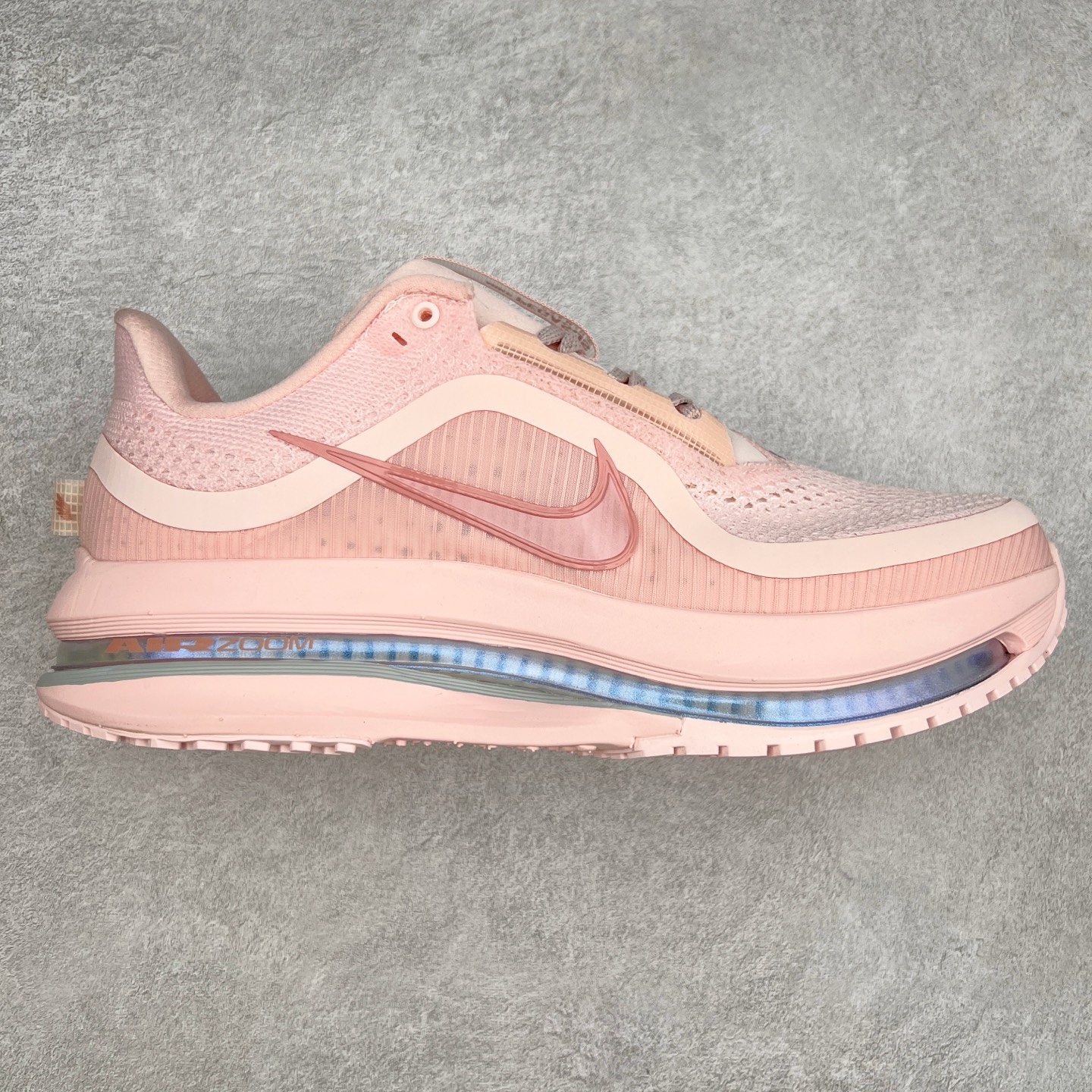 ＃纯原 NK Pegasus Premium 飞马全掌气垫跑步运动鞋 HQ2593-601 气垫的究极进化 NIKE 2025S 新王炸 • 在特有Air科技加持下，耐克带来全新Pegasus Premium。这款跑鞋在传承耐克飞马（Pegasus）系列标志性的缓震功能的同时，将首次搭载耐克的塑型可视化Air Zoom气垫单元。• 塑型Air Zoom气垫单元贴合脚部的自然轮廓，帮助跑者在从后跟到脚趾的过渡中能够有效传递力量，带来一种前所未有的轻盈、顺畅回馈体验。中底采用ZoomX泡绵，后跟则使用ReactX泡绵，为跑者提供稳定流畅的推进感。• 塑型可视化Air Zoom气垫单元和精心配置的泡绵组合，让Pegasus Premium成为耐克飞马系列中颇具能量回馈的鞋款。• 全新Pegasus Premium不仅展示了耐克势头强劲的创新周期，证明了其特有的Air科技的强大实力，更体现了耐克倾听和服务运动员的能力。尺码：36 36.5 37.5 38 38.5 39 40 40.5 41 42 42.5 43 44 44.5 45-选品中心