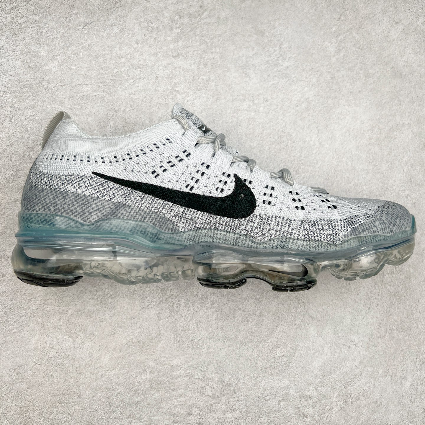 ＃纯原福利 NK Air VaporMax 2023 Flyknit FK 2023款大气垫系列低帮针织休闲运动全掌气垫慢跑鞋 DV1678-002 原楦原纸版数据开发 采用全新双层纹路织法Flyknit织法编织鞋面材质 搭载原数据开发全掌Air Max球状透明缓震气垫 外置橡胶外底模块 NK Air VaporMax系列自2017年初问世以来 就凭借着独特的设计和超棒的脚感 成为了时尚潮人和跑步爱好者们的心头好 鞋底前侧加入Mini Swoosh 设计 与鞋身相呼应 鞋面采用 Flyknit 材质制成 可以提供出色包裹性的同时 也有着不错的透气效果 最后黄色气垫收尾 完善整双鞋设计 尺码：36 36.5 37.5 38 38.5 39 40 40.5 41 42 42.5 43 44 44.5 45-选品中心