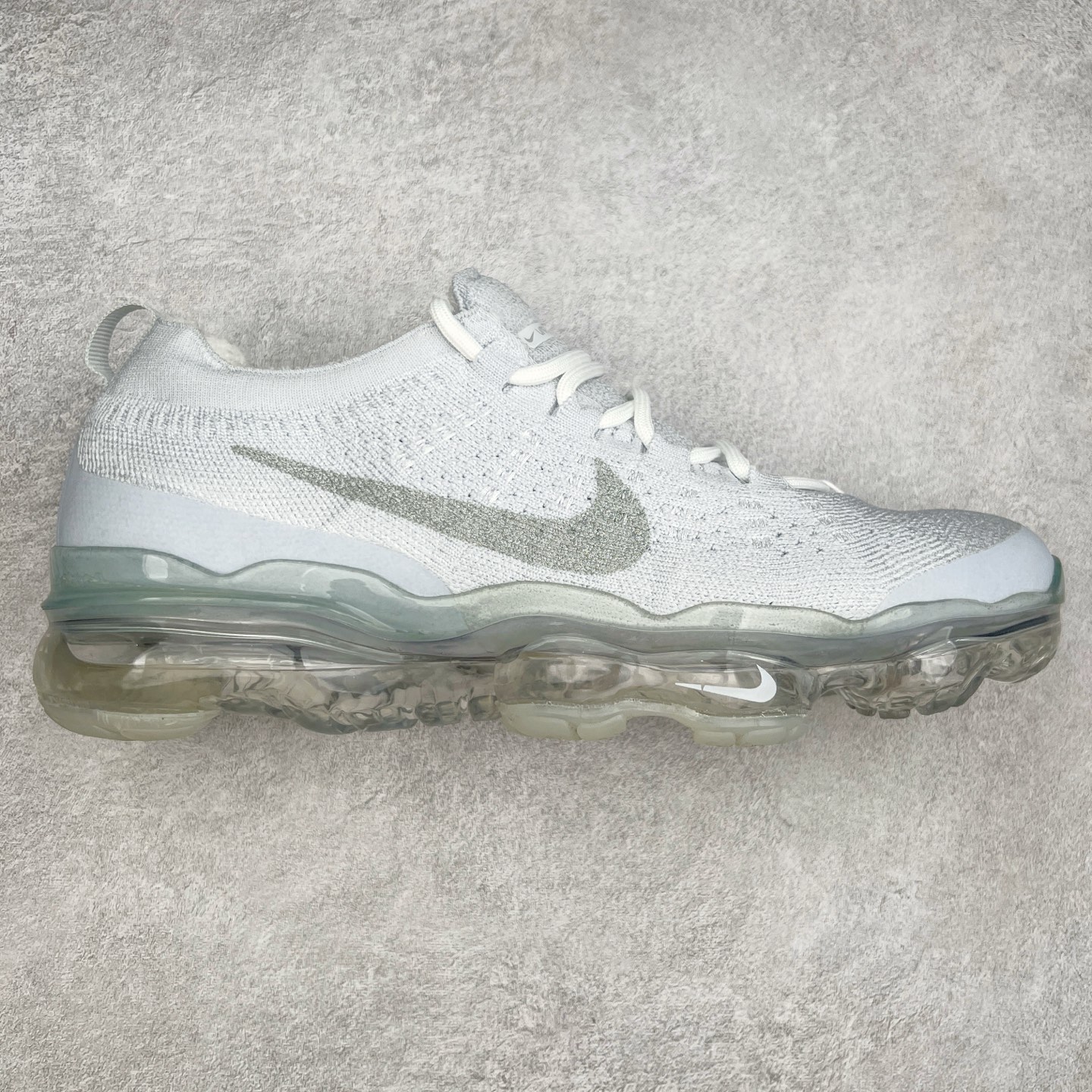 ＃纯原福利 NK Air VaporMax 2023 Flyknit FK 2023款大气垫系列低帮针织休闲运动全掌气垫慢跑鞋 DV1678-004 原楦原纸版数据开发 采用全新双层纹路织法Flyknit织法编织鞋面材质 搭载原数据开发全掌Air Max球状透明缓震气垫 外置橡胶外底模块 NK Air VaporMax系列自2017年初问世以来 就凭借着独特的设计和超棒的脚感 成为了时尚潮人和跑步爱好者们的心头好 鞋底前侧加入Mini Swoosh 设计 与鞋身相呼应 鞋面采用 Flyknit 材质制成 可以提供出色包裹性的同时 也有着不错的透气效果 最后黄色气垫收尾 完善整双鞋设计 尺码：36 36.5 37.5 38 38.5 39 40 40.5 41 42 42.5 43 44 44.5 45-选品中心