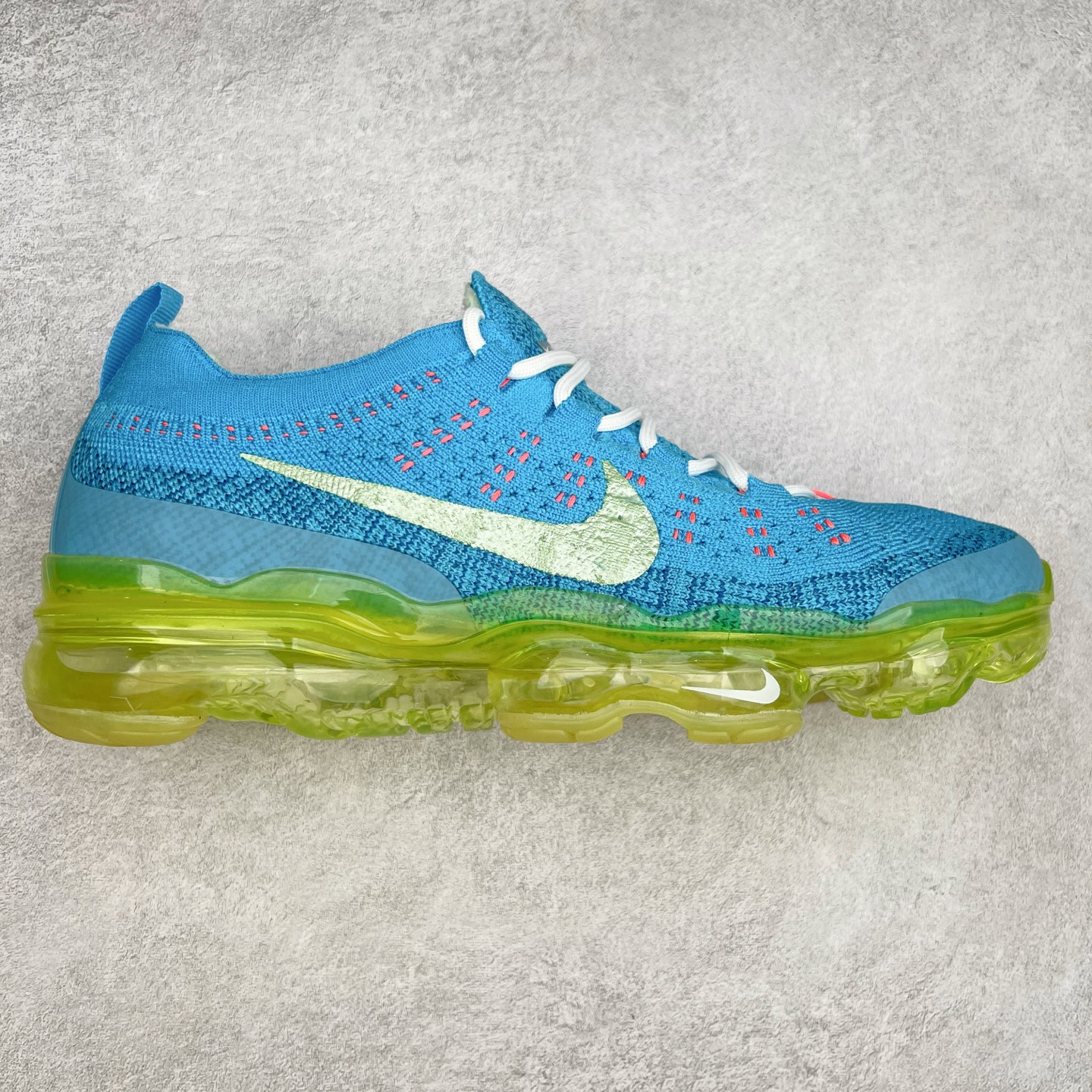 ＃纯原福利 NK Air VaporMax 2023 Flyknit FK 2023款大气垫系列低帮针织休闲运动全掌气垫慢跑鞋 DV1678-100 原楦原纸版数据开发 采用全新双层纹路织法Flyknit织法编织鞋面材质 搭载原数据开发全掌Air Max球状透明缓震气垫 外置橡胶外底模块 NK Air VaporMax系列自2017年初问世以来 就凭借着独特的设计和超棒的脚感 成为了时尚潮人和跑步爱好者们的心头好 鞋底前侧加入Mini Swoosh 设计 与鞋身相呼应 鞋面采用 Flyknit 材质制成 可以提供出色包裹性的同时 也有着不错的透气效果 最后黄色气垫收尾 完善整双鞋设计 尺码：36 36.5 37.5 38 38.5 39 40 40.5 41 42 42.5 43 44 44.5 45-选品中心