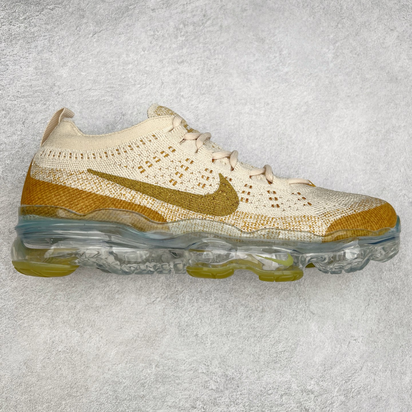 ＃纯原福利 NK Air VaporMax 2023 Flyknit FK 2023款大气垫系列低帮针织休闲运动全掌气垫慢跑鞋 DV1678-400 原楦原纸版数据开发 采用全新双层纹路织法Flyknit织法编织鞋面材质 搭载原数据开发全掌Air Max球状透明缓震气垫 外置橡胶外底模块 NK Air VaporMax系列自2017年初问世以来 就凭借着独特的设计和超棒的脚感 成为了时尚潮人和跑步爱好者们的心头好 鞋底前侧加入Mini Swoosh 设计 与鞋身相呼应 鞋面采用 Flyknit 材质制成 可以提供出色包裹性的同时 也有着不错的透气效果 最后黄色气垫收尾 完善整双鞋设计 尺码：36 36.5 37.5 38 38.5 39 40 40.5 41 42 42.5 43 44 44.5 45-选品中心