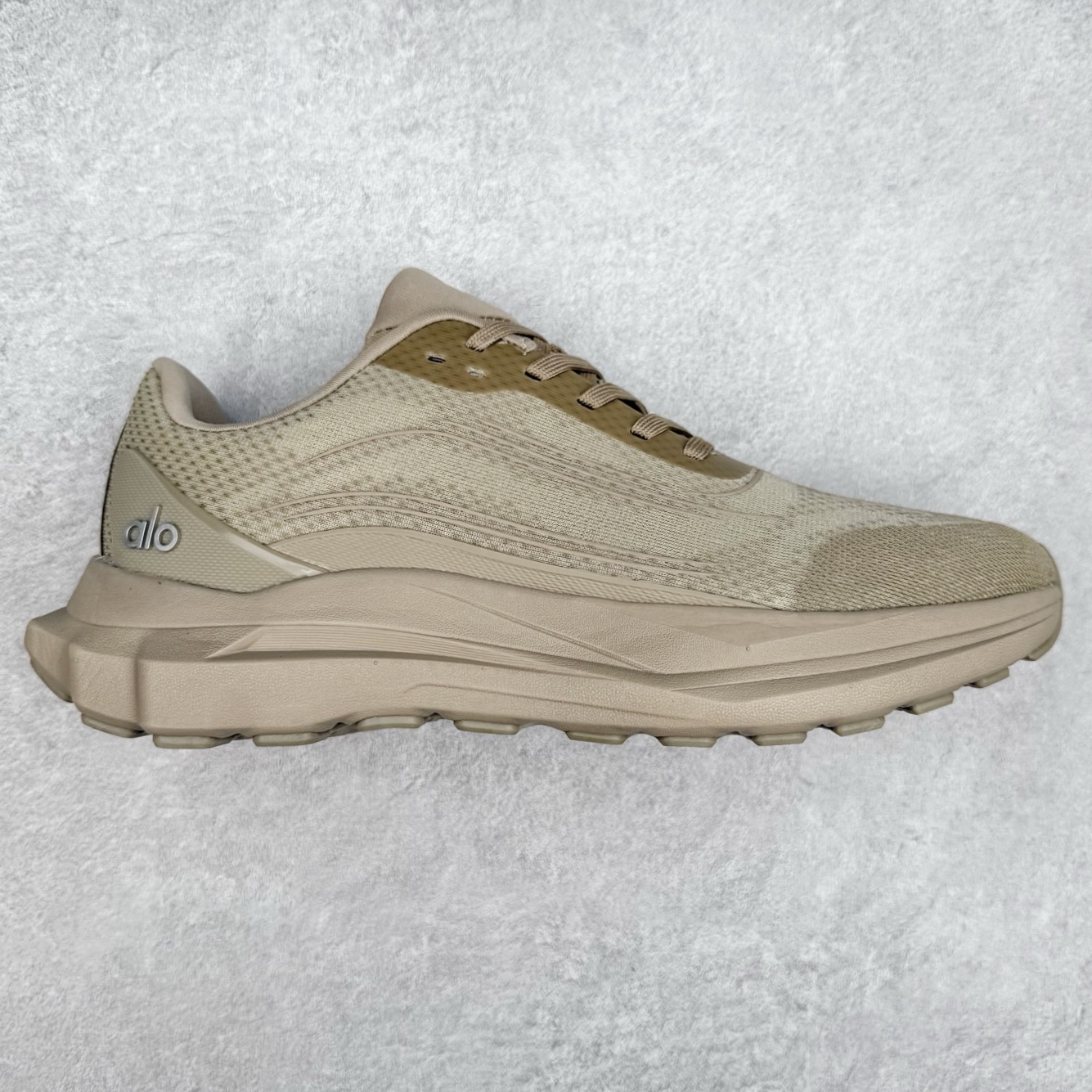 Alo yoga Alo Runner 舒适百搭防滑耐磨低帮跑步鞋 Alo Yoga于2007年创立于洛杉矶，意在传播有意识的运动，同时激发人们的健康意识与创造力。品牌的核心理念在于制作能够带来完美体验的瑜伽服饰与功能性单品，让有意识的运动触入并改变生活。Alo Yoga将其设计延伸到日常服饰概念，坚持不懈地捕捉当代时尚潮流，将品牌的运动美学理念、精致前卫的设计与舒适功能面料完美结合。与此同时，Alo Yoga的设计受到了时尚界人士与名人们的追捧，Talor Swift、Kendall Jenner等街拍照片中都曾出现品牌不同单品的身影。尺码：36 36.5 37.5 38 38.5 39 40 40.5 41 42 42.5 43 44 44.5 45-选品中心