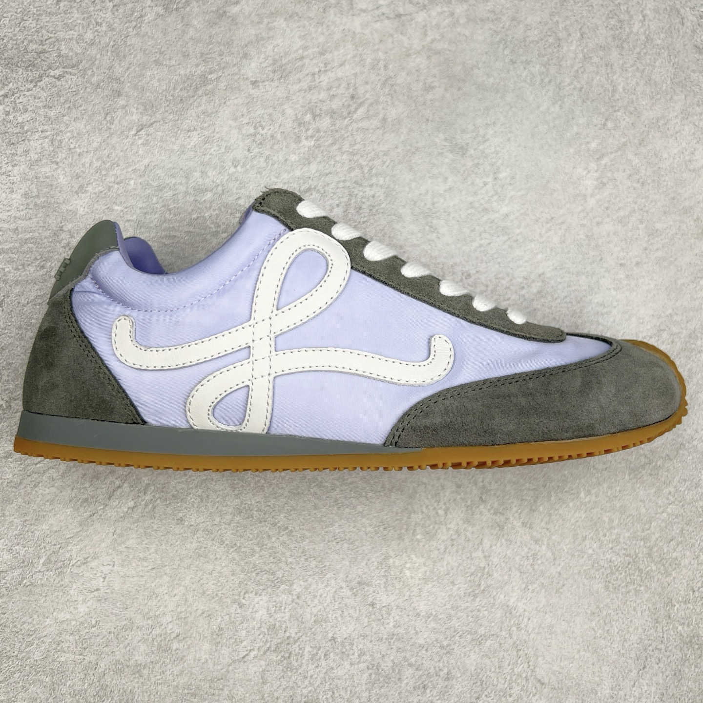 ＃M纯原 LOEWE 2025 | Ballet Runner 2.0 罗意威新款芭蕾舞鞋拼色德训鞋阿甘鞋 全套原纸板楦头开发 后跟3D注塑橡胶LOEWE徽标 原厂数据大底磨具 进口羊皮内里加鞋垫 磁吸翻盖盒 内配帆布防尘袋 配件齐全 官方一致 原装纸板中底 带采用反绒牛皮革拼接头层皮饰片鞋面材质 鞋身原装高密度防刮防水尼龙面料 不对称鞋头造型 作为LOEWE的标志性设计 超柔软轻便且灵活的鞋底 新的波浪纹理橡胶外底 延伸至鞋头 升级的柔软皮革内衬和鞋床 提供最大舒适感 后跟有3D注塑橡胶徽标 真皮和皮料混搭彰显复古风格 拼色拼接鞋面 非常高级隐藏式小内增高 脚后跟设计新颖 柔软舒适 会被评为年度最舒适的暴走鞋 如履平地 内娱明星杨幂等众多同款上脚 小红书 一系列素材图 极具爆款 尺码：35 36 37 38 39 40 41 42 43 44 45-选品中心