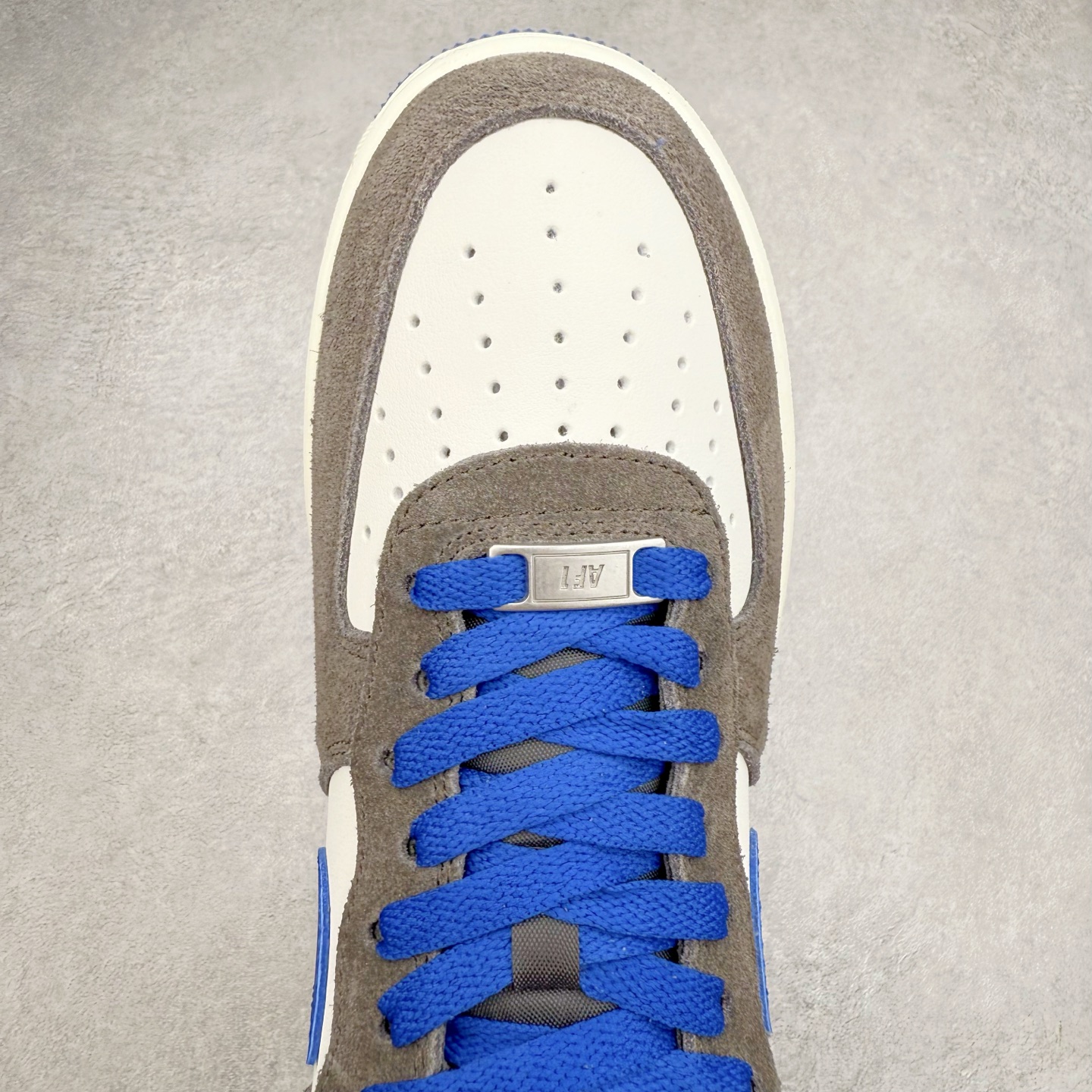 图片[4]-＃XT纯原 NK Air Force 1´07 Low 空军一号低帮百搭休闲运动板鞋 FQ8714-200 顶级批次 2022全新楦头鞋型 鱼鳞大底 历时开发三个月 清洁度完美 二维码鞋标 内置芯片及solo气垫 大底高度及其弧度依照正品 钢印 logo刺绣 鞋口弧度 鞋头长度 鞋面冲孔 鞋垫背胶及钢印 完美鞋型对比正品 每一处都是细节满满 柔软、弹性十足的缓震性能和出色的中底设计 横跨复古与现代的外型结合 造就出风靡全球 三十多年的Force 1 直到今天还深受青睐 实拍调校N版已经零色差零失真 百分百还原实物色彩所见即所得 不存在货不对板色差等低级问题 选购参考实物拍摄 不混卖不参货 只用心做好货严格选品 承诺混一赔十 尺码：36 36.5 37.5 38 38.5 39 40 40.5 41 42 42.5 43 44 44.5 45-选品中心