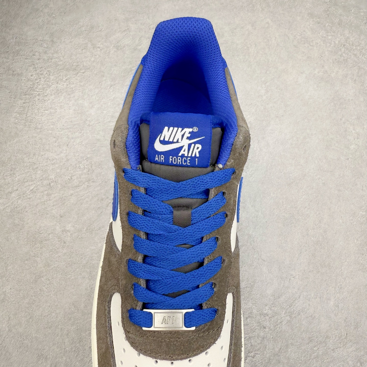 图片[5]-＃XT纯原 NK Air Force 1´07 Low 空军一号低帮百搭休闲运动板鞋 FQ8714-200 顶级批次 2022全新楦头鞋型 鱼鳞大底 历时开发三个月 清洁度完美 二维码鞋标 内置芯片及solo气垫 大底高度及其弧度依照正品 钢印 logo刺绣 鞋口弧度 鞋头长度 鞋面冲孔 鞋垫背胶及钢印 完美鞋型对比正品 每一处都是细节满满 柔软、弹性十足的缓震性能和出色的中底设计 横跨复古与现代的外型结合 造就出风靡全球 三十多年的Force 1 直到今天还深受青睐 实拍调校N版已经零色差零失真 百分百还原实物色彩所见即所得 不存在货不对板色差等低级问题 选购参考实物拍摄 不混卖不参货 只用心做好货严格选品 承诺混一赔十 尺码：36 36.5 37.5 38 38.5 39 40 40.5 41 42 42.5 43 44 44.5 45-选品中心