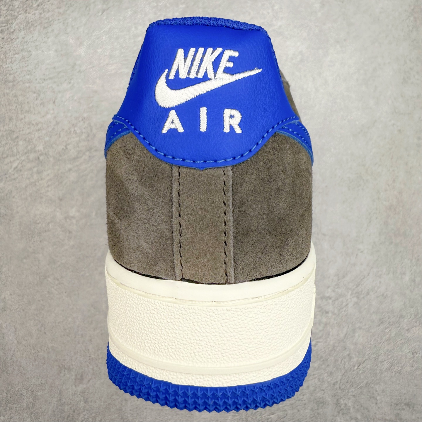 图片[8]-＃XT纯原 NK Air Force 1´07 Low 空军一号低帮百搭休闲运动板鞋 FQ8714-200 顶级批次 2022全新楦头鞋型 鱼鳞大底 历时开发三个月 清洁度完美 二维码鞋标 内置芯片及solo气垫 大底高度及其弧度依照正品 钢印 logo刺绣 鞋口弧度 鞋头长度 鞋面冲孔 鞋垫背胶及钢印 完美鞋型对比正品 每一处都是细节满满 柔软、弹性十足的缓震性能和出色的中底设计 横跨复古与现代的外型结合 造就出风靡全球 三十多年的Force 1 直到今天还深受青睐 实拍调校N版已经零色差零失真 百分百还原实物色彩所见即所得 不存在货不对板色差等低级问题 选购参考实物拍摄 不混卖不参货 只用心做好货严格选品 承诺混一赔十 尺码：36 36.5 37.5 38 38.5 39 40 40.5 41 42 42.5 43 44 44.5 45-选品中心