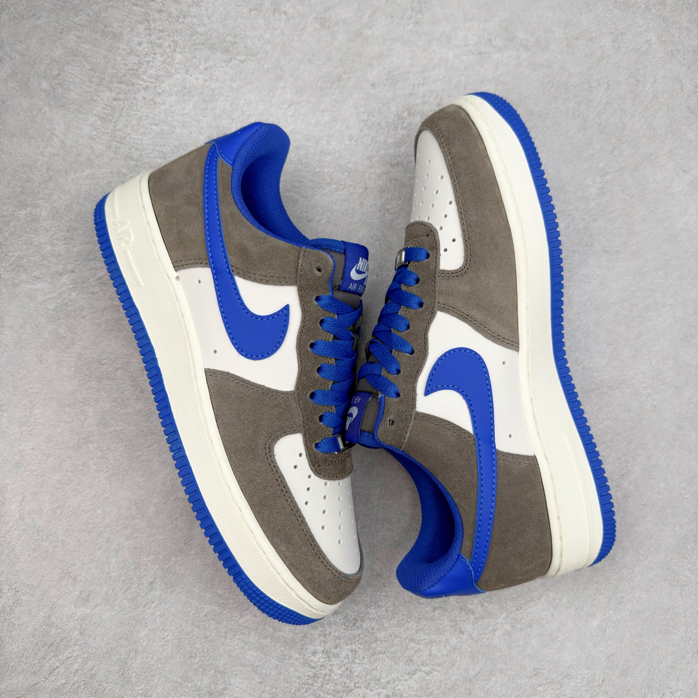 图片[3]-＃XT纯原 NK Air Force 1´07 Low 空军一号低帮百搭休闲运动板鞋 FQ8714-200 顶级批次 2022全新楦头鞋型 鱼鳞大底 历时开发三个月 清洁度完美 二维码鞋标 内置芯片及solo气垫 大底高度及其弧度依照正品 钢印 logo刺绣 鞋口弧度 鞋头长度 鞋面冲孔 鞋垫背胶及钢印 完美鞋型对比正品 每一处都是细节满满 柔软、弹性十足的缓震性能和出色的中底设计 横跨复古与现代的外型结合 造就出风靡全球 三十多年的Force 1 直到今天还深受青睐 实拍调校N版已经零色差零失真 百分百还原实物色彩所见即所得 不存在货不对板色差等低级问题 选购参考实物拍摄 不混卖不参货 只用心做好货严格选品 承诺混一赔十 尺码：36 36.5 37.5 38 38.5 39 40 40.5 41 42 42.5 43 44 44.5 45-选品中心