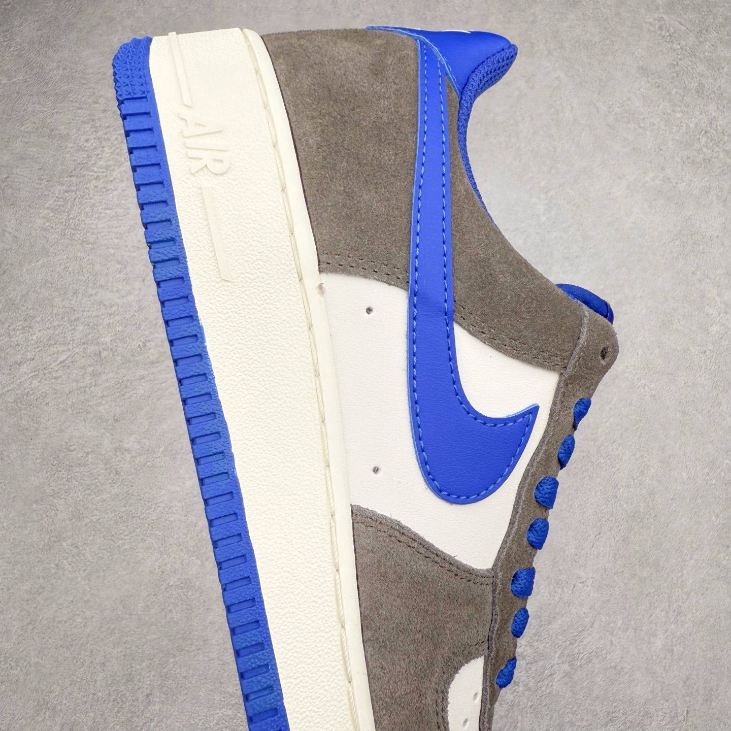 图片[6]-＃XT纯原 NK Air Force 1´07 Low 空军一号低帮百搭休闲运动板鞋 FQ8714-200 顶级批次 2022全新楦头鞋型 鱼鳞大底 历时开发三个月 清洁度完美 二维码鞋标 内置芯片及solo气垫 大底高度及其弧度依照正品 钢印 logo刺绣 鞋口弧度 鞋头长度 鞋面冲孔 鞋垫背胶及钢印 完美鞋型对比正品 每一处都是细节满满 柔软、弹性十足的缓震性能和出色的中底设计 横跨复古与现代的外型结合 造就出风靡全球 三十多年的Force 1 直到今天还深受青睐 实拍调校N版已经零色差零失真 百分百还原实物色彩所见即所得 不存在货不对板色差等低级问题 选购参考实物拍摄 不混卖不参货 只用心做好货严格选品 承诺混一赔十 尺码：36 36.5 37.5 38 38.5 39 40 40.5 41 42 42.5 43 44 44.5 45-选品中心