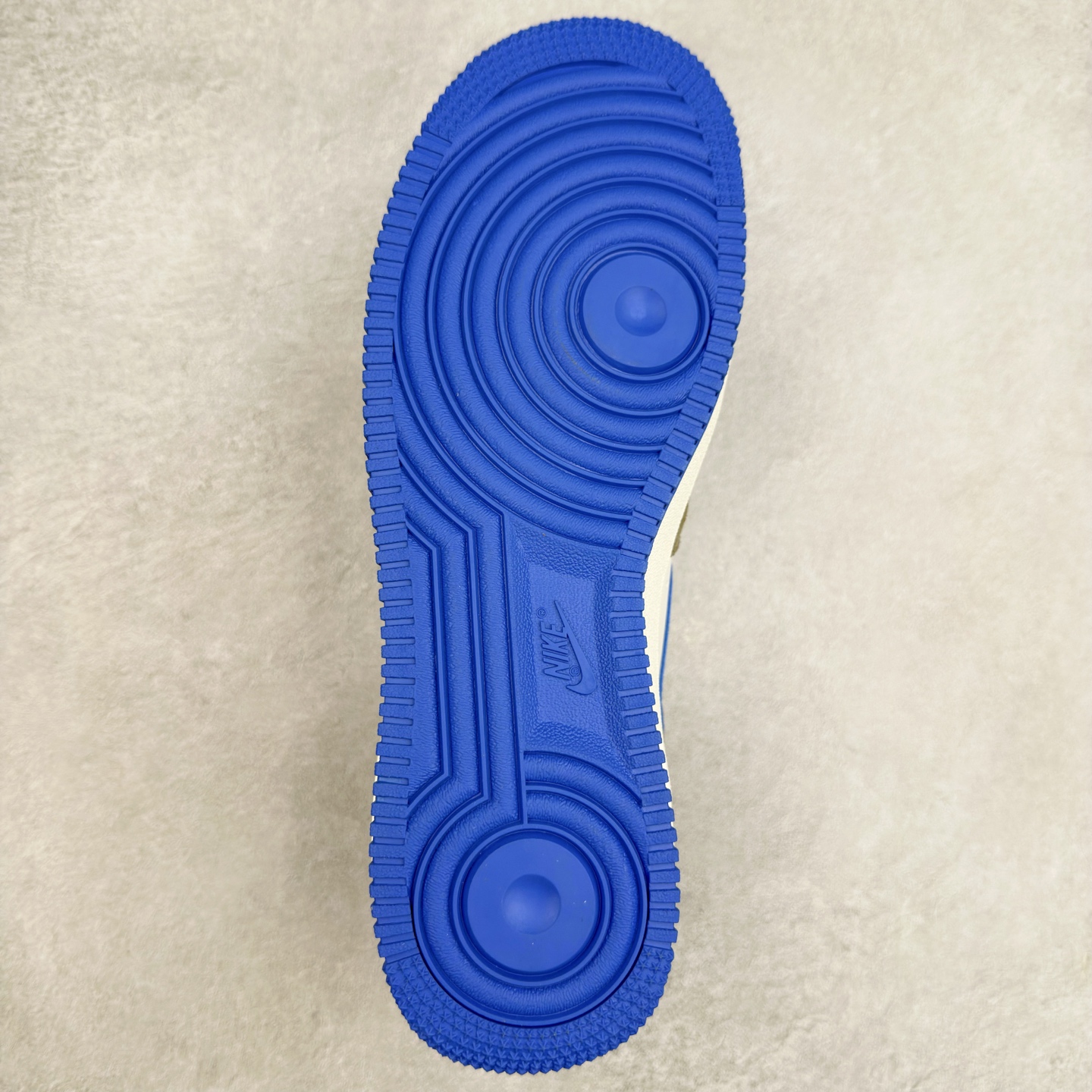 图片[9]-＃XT纯原 NK Air Force 1´07 Low 空军一号低帮百搭休闲运动板鞋 FQ8714-200 顶级批次 2022全新楦头鞋型 鱼鳞大底 历时开发三个月 清洁度完美 二维码鞋标 内置芯片及solo气垫 大底高度及其弧度依照正品 钢印 logo刺绣 鞋口弧度 鞋头长度 鞋面冲孔 鞋垫背胶及钢印 完美鞋型对比正品 每一处都是细节满满 柔软、弹性十足的缓震性能和出色的中底设计 横跨复古与现代的外型结合 造就出风靡全球 三十多年的Force 1 直到今天还深受青睐 实拍调校N版已经零色差零失真 百分百还原实物色彩所见即所得 不存在货不对板色差等低级问题 选购参考实物拍摄 不混卖不参货 只用心做好货严格选品 承诺混一赔十 尺码：36 36.5 37.5 38 38.5 39 40 40.5 41 42 42.5 43 44 44.5 45-选品中心