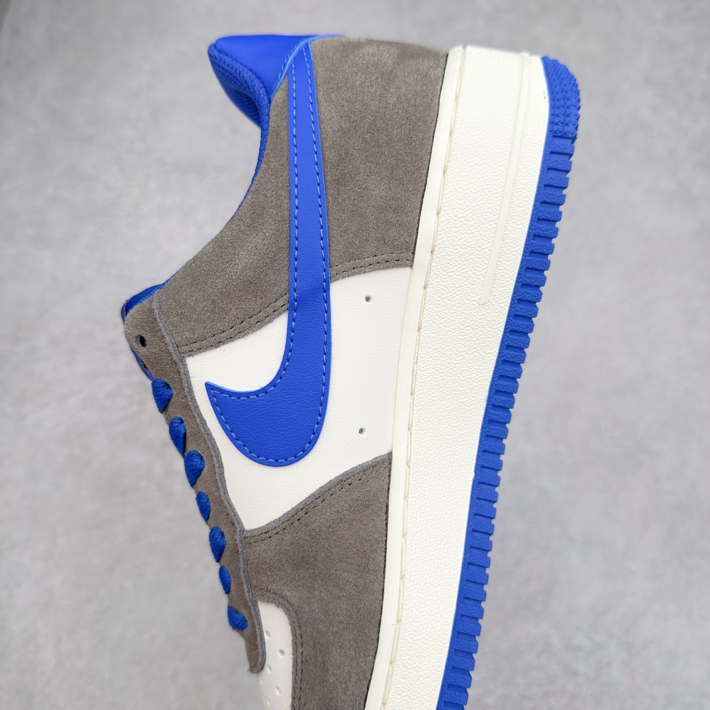 图片[7]-＃XT纯原 NK Air Force 1´07 Low 空军一号低帮百搭休闲运动板鞋 FQ8714-200 顶级批次 2022全新楦头鞋型 鱼鳞大底 历时开发三个月 清洁度完美 二维码鞋标 内置芯片及solo气垫 大底高度及其弧度依照正品 钢印 logo刺绣 鞋口弧度 鞋头长度 鞋面冲孔 鞋垫背胶及钢印 完美鞋型对比正品 每一处都是细节满满 柔软、弹性十足的缓震性能和出色的中底设计 横跨复古与现代的外型结合 造就出风靡全球 三十多年的Force 1 直到今天还深受青睐 实拍调校N版已经零色差零失真 百分百还原实物色彩所见即所得 不存在货不对板色差等低级问题 选购参考实物拍摄 不混卖不参货 只用心做好货严格选品 承诺混一赔十 尺码：36 36.5 37.5 38 38.5 39 40 40.5 41 42 42.5 43 44 44.5 45-选品中心