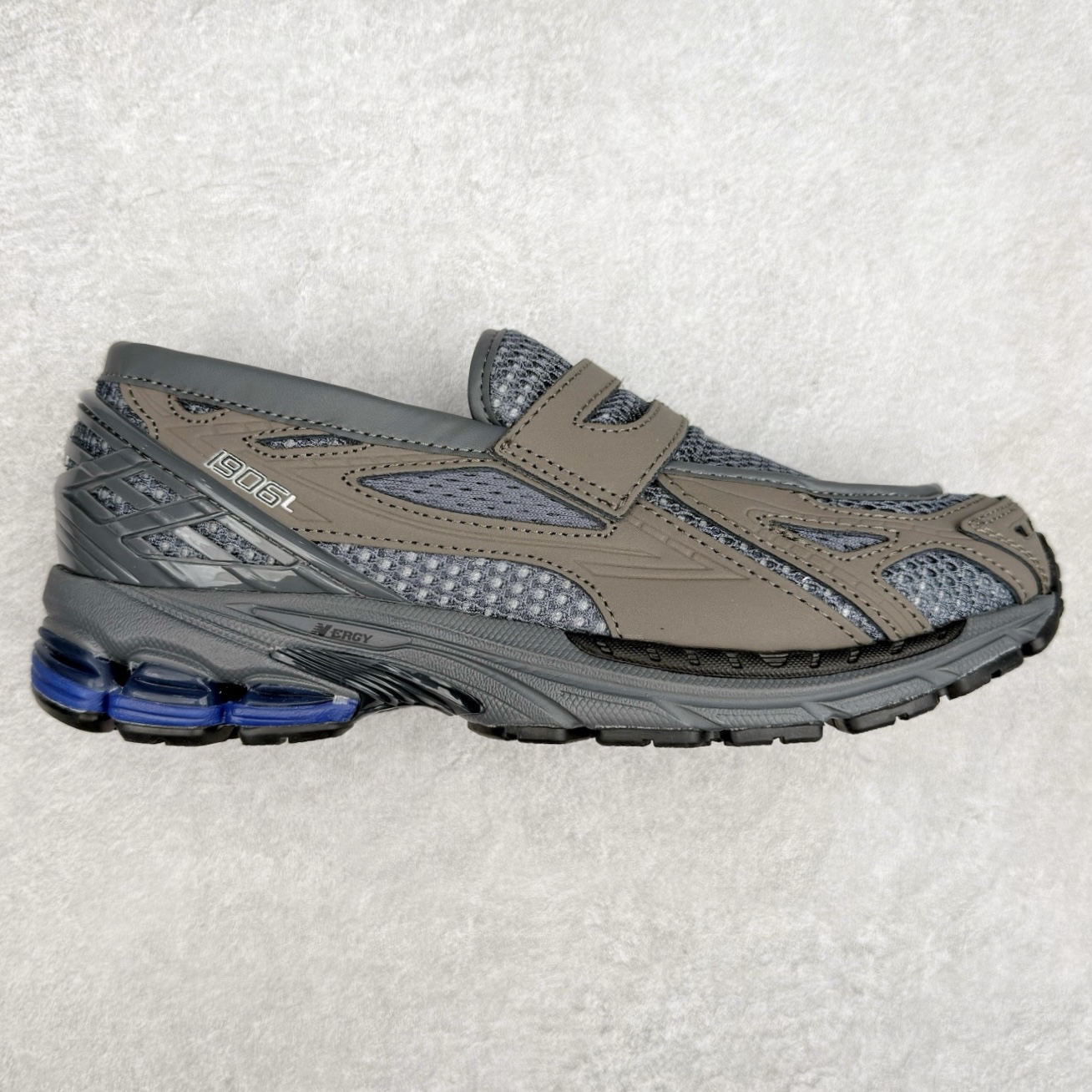 JUNYA WATANABE x New Balance NB 1906R 新百伦联名款舒适百搭防滑低帮生活休闲鞋乐福鞋 Junya Watanabe 和 New Balance 再次联手，推出了全新的合作款——1906 Loafer。这款跨越运动鞋与皮鞋界限的设计。设计将 New Balance 1906R 的技术与经典皮革便鞋的风格完美融合。厚实的鞋底与精致的漆皮鞋面，不仅保留了运动鞋的舒适感，还能轻松驾驭休闲与正式造型。一位国外鞋友对此鞋的评价颇具趣味：“这是开完重要会议后，立马开始 5K 长跑的理想鞋款。”-选品中心