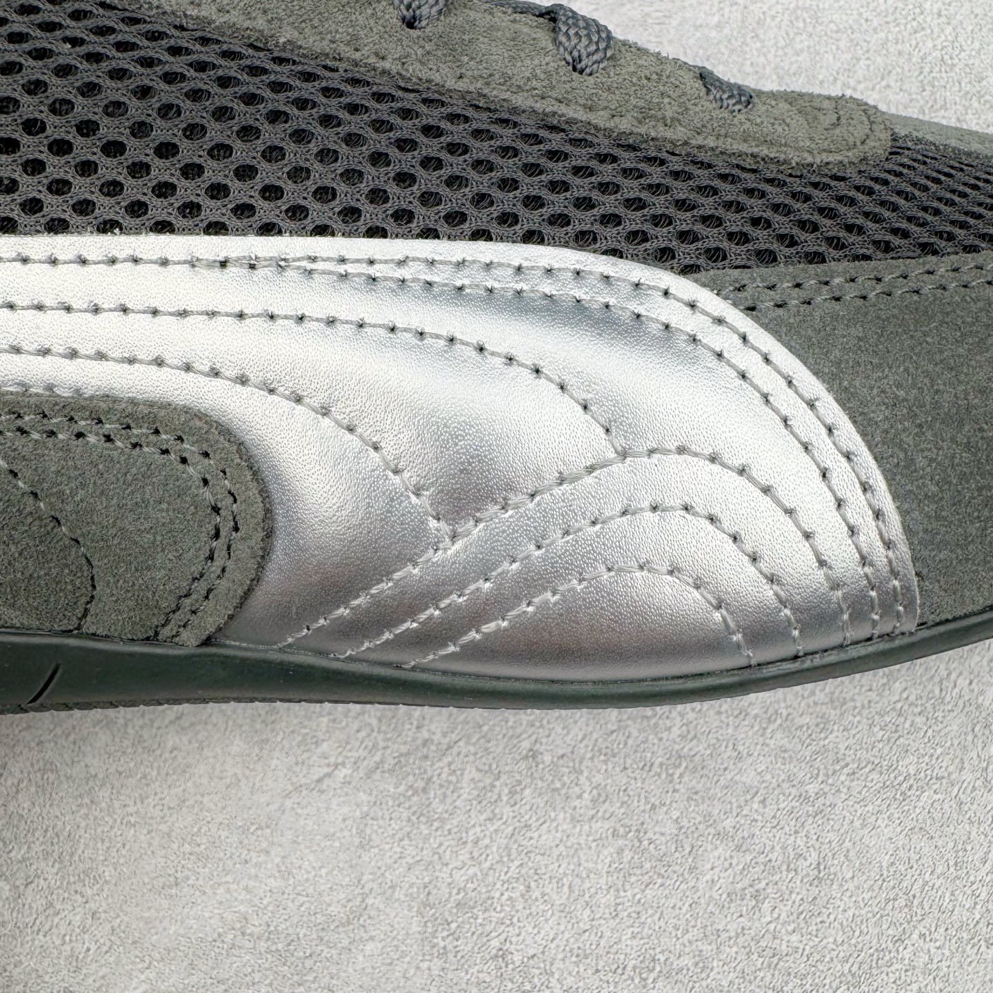 图片[12]-＃CS纯原 PUMA Speedca OG 彪马极速赛车系列低帮德训风拼接复古百搭休闲运动赛车鞋 鞋款从80、90年代赛车手所穿的防火赛车鞋为原型，鞋身线条模仿了赛车的流线廓形，体现了空气动力学原理的结构。简约流畅的外观，恰好又和贯穿其中的Formstrip Logo融合恰到好处，视觉上细节丰富且协调。本次Speedcat OG鞋款归来，最大看点自然式保留了窄版鞋型以及薄底构造。这两年各品牌鞋底越做越厚，Speedcat反其道而行之，上脚几乎无鞋底的效果带来耳目一新的视觉体验。鞋面依旧是以质感细腻的麂皮材质打造，并且大面积近乎全包裹的使用，复古味道也愈发浓烈。配色上更是将最原始的黑色和红色带回，向F1赛车队的标志性队服致敬。相信让各位一眼种草的更多是出挑的大红色，上脚即可瞬间点亮整体造型，在以球鞋为核心的OOTD中脱颖而出。而另一款黑色则是低调的万金油，彰显新潮个性的同时又不喧宾夺主，也是热爱简约系穿搭朋友的首选。 尺码：36 37 37.5 38 38.5 39 40 40.5 41 42 42.5 43 44 44.5 45 46-选品中心