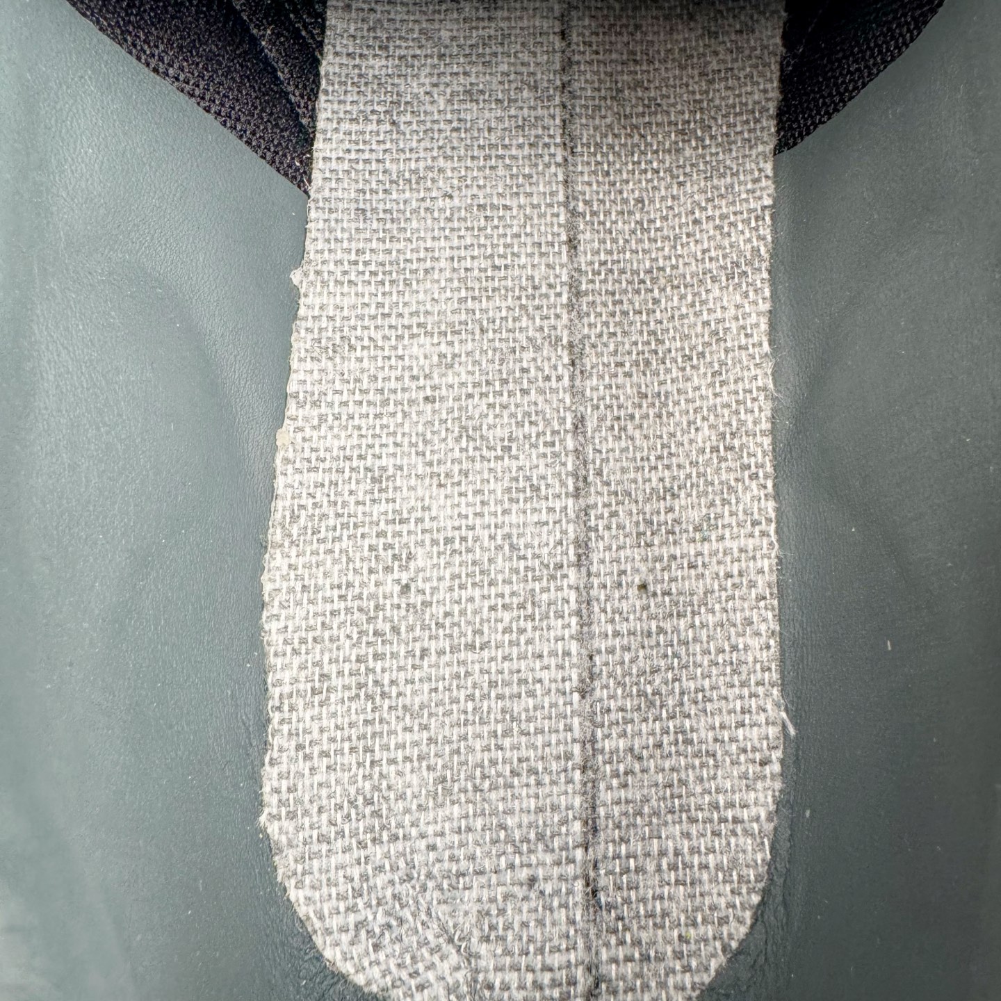 图片[20]-＃CS纯原 PUMA Speedca OG 彪马极速赛车系列低帮德训风拼接复古百搭休闲运动赛车鞋 鞋款从80、90年代赛车手所穿的防火赛车鞋为原型，鞋身线条模仿了赛车的流线廓形，体现了空气动力学原理的结构。简约流畅的外观，恰好又和贯穿其中的Formstrip Logo融合恰到好处，视觉上细节丰富且协调。本次Speedcat OG鞋款归来，最大看点自然式保留了窄版鞋型以及薄底构造。这两年各品牌鞋底越做越厚，Speedcat反其道而行之，上脚几乎无鞋底的效果带来耳目一新的视觉体验。鞋面依旧是以质感细腻的麂皮材质打造，并且大面积近乎全包裹的使用，复古味道也愈发浓烈。配色上更是将最原始的黑色和红色带回，向F1赛车队的标志性队服致敬。相信让各位一眼种草的更多是出挑的大红色，上脚即可瞬间点亮整体造型，在以球鞋为核心的OOTD中脱颖而出。而另一款黑色则是低调的万金油，彰显新潮个性的同时又不喧宾夺主，也是热爱简约系穿搭朋友的首选。 尺码：36 37 37.5 38 38.5 39 40 40.5 41 42 42.5 43 44 44.5 45 46-选品中心