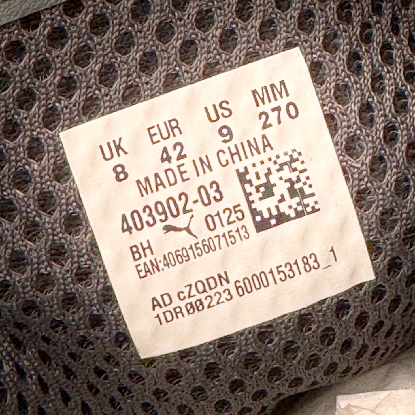 图片[19]-＃CS纯原 PUMA Speedca OG 彪马极速赛车系列低帮德训风拼接复古百搭休闲运动赛车鞋 鞋款从80、90年代赛车手所穿的防火赛车鞋为原型，鞋身线条模仿了赛车的流线廓形，体现了空气动力学原理的结构。简约流畅的外观，恰好又和贯穿其中的Formstrip Logo融合恰到好处，视觉上细节丰富且协调。本次Speedcat OG鞋款归来，最大看点自然式保留了窄版鞋型以及薄底构造。这两年各品牌鞋底越做越厚，Speedcat反其道而行之，上脚几乎无鞋底的效果带来耳目一新的视觉体验。鞋面依旧是以质感细腻的麂皮材质打造，并且大面积近乎全包裹的使用，复古味道也愈发浓烈。配色上更是将最原始的黑色和红色带回，向F1赛车队的标志性队服致敬。相信让各位一眼种草的更多是出挑的大红色，上脚即可瞬间点亮整体造型，在以球鞋为核心的OOTD中脱颖而出。而另一款黑色则是低调的万金油，彰显新潮个性的同时又不喧宾夺主，也是热爱简约系穿搭朋友的首选。 尺码：36 37 37.5 38 38.5 39 40 40.5 41 42 42.5 43 44 44.5 45 46-选品中心