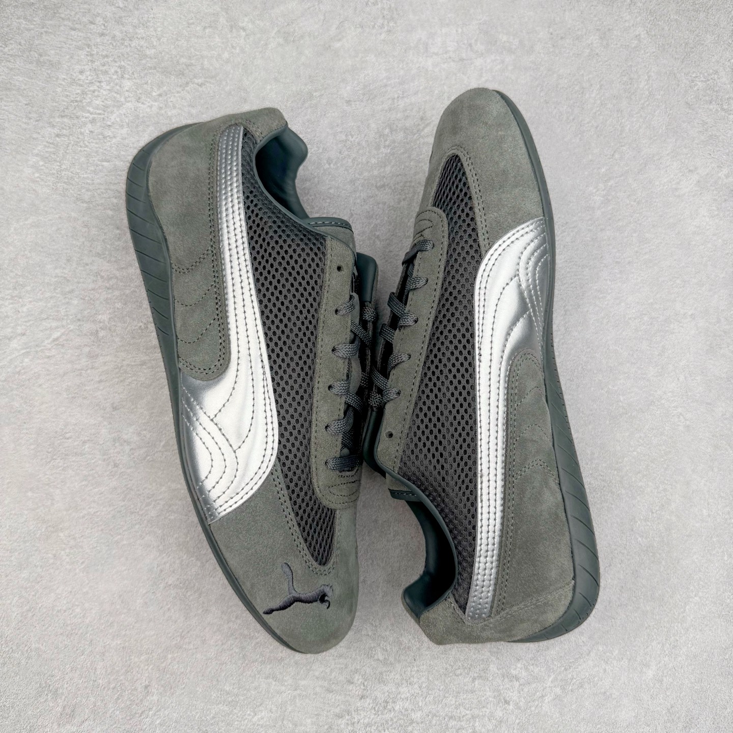 图片[3]-＃CS纯原 PUMA Speedca OG 彪马极速赛车系列低帮德训风拼接复古百搭休闲运动赛车鞋 鞋款从80、90年代赛车手所穿的防火赛车鞋为原型，鞋身线条模仿了赛车的流线廓形，体现了空气动力学原理的结构。简约流畅的外观，恰好又和贯穿其中的Formstrip Logo融合恰到好处，视觉上细节丰富且协调。本次Speedcat OG鞋款归来，最大看点自然式保留了窄版鞋型以及薄底构造。这两年各品牌鞋底越做越厚，Speedcat反其道而行之，上脚几乎无鞋底的效果带来耳目一新的视觉体验。鞋面依旧是以质感细腻的麂皮材质打造，并且大面积近乎全包裹的使用，复古味道也愈发浓烈。配色上更是将最原始的黑色和红色带回，向F1赛车队的标志性队服致敬。相信让各位一眼种草的更多是出挑的大红色，上脚即可瞬间点亮整体造型，在以球鞋为核心的OOTD中脱颖而出。而另一款黑色则是低调的万金油，彰显新潮个性的同时又不喧宾夺主，也是热爱简约系穿搭朋友的首选。 尺码：36 37 37.5 38 38.5 39 40 40.5 41 42 42.5 43 44 44.5 45 46-选品中心