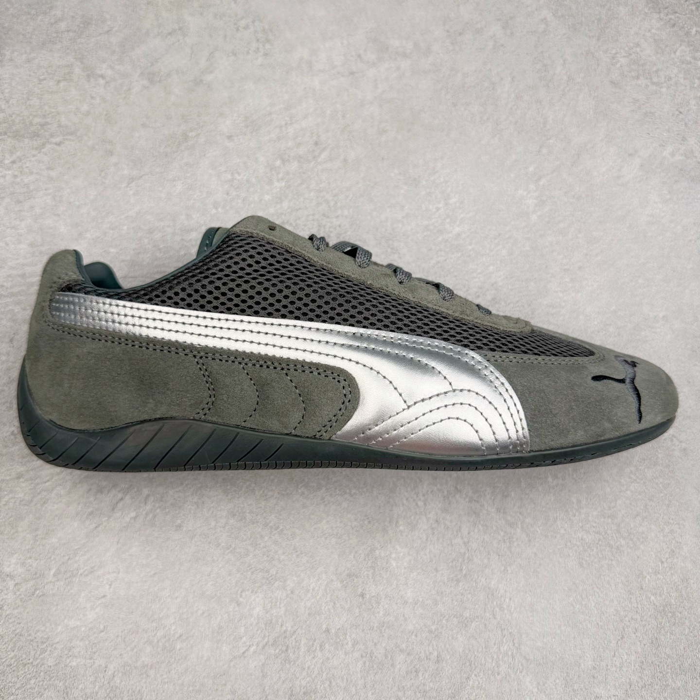 ＃CS纯原 PUMA Speedca OG 彪马极速赛车系列低帮德训风拼接复古百搭休闲运动赛车鞋 鞋款从80、90年代赛车手所穿的防火赛车鞋为原型，鞋身线条模仿了赛车的流线廓形，体现了空气动力学原理的结构。简约流畅的外观，恰好又和贯穿其中的Formstrip Logo融合恰到好处，视觉上细节丰富且协调。本次Speedcat OG鞋款归来，最大看点自然式保留了窄版鞋型以及薄底构造。这两年各品牌鞋底越做越厚，Speedcat反其道而行之，上脚几乎无鞋底的效果带来耳目一新的视觉体验。鞋面依旧是以质感细腻的麂皮材质打造，并且大面积近乎全包裹的使用，复古味道也愈发浓烈。配色上更是将最原始的黑色和红色带回，向F1赛车队的标志性队服致敬。相信让各位一眼种草的更多是出挑的大红色，上脚即可瞬间点亮整体造型，在以球鞋为核心的OOTD中脱颖而出。而另一款黑色则是低调的万金油，彰显新潮个性的同时又不喧宾夺主，也是热爱简约系穿搭朋友的首选。 尺码：36 37 37.5 38 38.5 39 40 40.5 41 42 42.5 43 44 44.5 45 46-选品中心