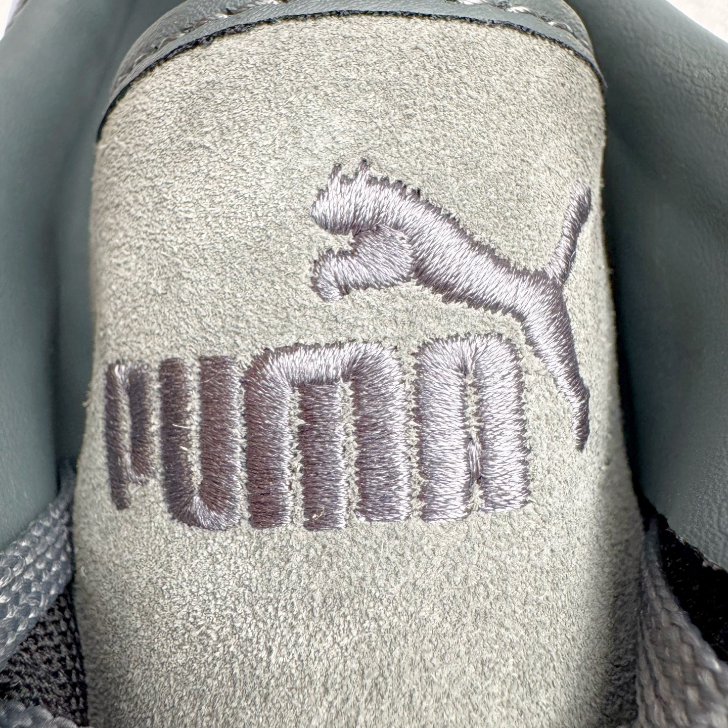 图片[16]-＃CS纯原 PUMA Speedca OG 彪马极速赛车系列低帮德训风拼接复古百搭休闲运动赛车鞋 鞋款从80、90年代赛车手所穿的防火赛车鞋为原型，鞋身线条模仿了赛车的流线廓形，体现了空气动力学原理的结构。简约流畅的外观，恰好又和贯穿其中的Formstrip Logo融合恰到好处，视觉上细节丰富且协调。本次Speedcat OG鞋款归来，最大看点自然式保留了窄版鞋型以及薄底构造。这两年各品牌鞋底越做越厚，Speedcat反其道而行之，上脚几乎无鞋底的效果带来耳目一新的视觉体验。鞋面依旧是以质感细腻的麂皮材质打造，并且大面积近乎全包裹的使用，复古味道也愈发浓烈。配色上更是将最原始的黑色和红色带回，向F1赛车队的标志性队服致敬。相信让各位一眼种草的更多是出挑的大红色，上脚即可瞬间点亮整体造型，在以球鞋为核心的OOTD中脱颖而出。而另一款黑色则是低调的万金油，彰显新潮个性的同时又不喧宾夺主，也是热爱简约系穿搭朋友的首选。 尺码：36 37 37.5 38 38.5 39 40 40.5 41 42 42.5 43 44 44.5 45 46-选品中心