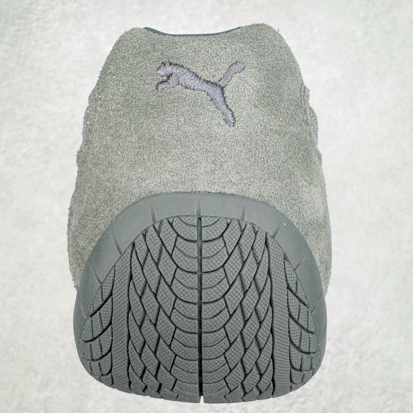 图片[8]-＃CS纯原 PUMA Speedca OG 彪马极速赛车系列低帮德训风拼接复古百搭休闲运动赛车鞋 鞋款从80、90年代赛车手所穿的防火赛车鞋为原型，鞋身线条模仿了赛车的流线廓形，体现了空气动力学原理的结构。简约流畅的外观，恰好又和贯穿其中的Formstrip Logo融合恰到好处，视觉上细节丰富且协调。本次Speedcat OG鞋款归来，最大看点自然式保留了窄版鞋型以及薄底构造。这两年各品牌鞋底越做越厚，Speedcat反其道而行之，上脚几乎无鞋底的效果带来耳目一新的视觉体验。鞋面依旧是以质感细腻的麂皮材质打造，并且大面积近乎全包裹的使用，复古味道也愈发浓烈。配色上更是将最原始的黑色和红色带回，向F1赛车队的标志性队服致敬。相信让各位一眼种草的更多是出挑的大红色，上脚即可瞬间点亮整体造型，在以球鞋为核心的OOTD中脱颖而出。而另一款黑色则是低调的万金油，彰显新潮个性的同时又不喧宾夺主，也是热爱简约系穿搭朋友的首选。 尺码：36 37 37.5 38 38.5 39 40 40.5 41 42 42.5 43 44 44.5 45 46-选品中心