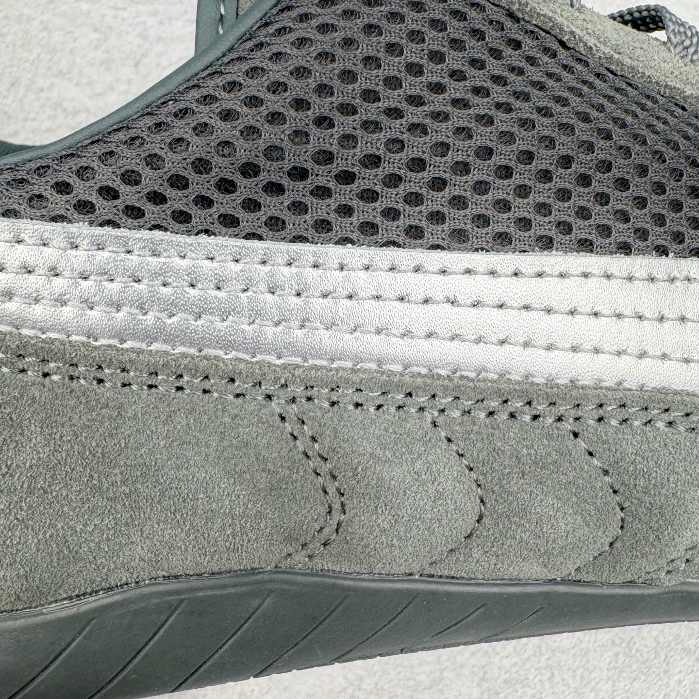 图片[13]-＃CS纯原 PUMA Speedca OG 彪马极速赛车系列低帮德训风拼接复古百搭休闲运动赛车鞋 鞋款从80、90年代赛车手所穿的防火赛车鞋为原型，鞋身线条模仿了赛车的流线廓形，体现了空气动力学原理的结构。简约流畅的外观，恰好又和贯穿其中的Formstrip Logo融合恰到好处，视觉上细节丰富且协调。本次Speedcat OG鞋款归来，最大看点自然式保留了窄版鞋型以及薄底构造。这两年各品牌鞋底越做越厚，Speedcat反其道而行之，上脚几乎无鞋底的效果带来耳目一新的视觉体验。鞋面依旧是以质感细腻的麂皮材质打造，并且大面积近乎全包裹的使用，复古味道也愈发浓烈。配色上更是将最原始的黑色和红色带回，向F1赛车队的标志性队服致敬。相信让各位一眼种草的更多是出挑的大红色，上脚即可瞬间点亮整体造型，在以球鞋为核心的OOTD中脱颖而出。而另一款黑色则是低调的万金油，彰显新潮个性的同时又不喧宾夺主，也是热爱简约系穿搭朋友的首选。 尺码：36 37 37.5 38 38.5 39 40 40.5 41 42 42.5 43 44 44.5 45 46-选品中心