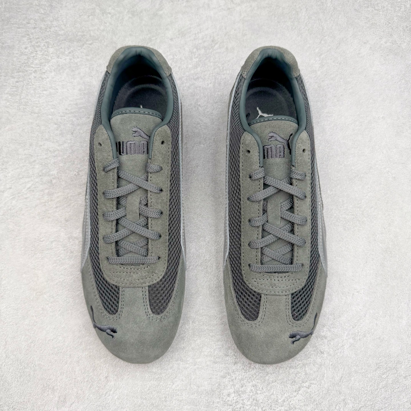 图片[2]-＃CS纯原 PUMA Speedca OG 彪马极速赛车系列低帮德训风拼接复古百搭休闲运动赛车鞋 鞋款从80、90年代赛车手所穿的防火赛车鞋为原型，鞋身线条模仿了赛车的流线廓形，体现了空气动力学原理的结构。简约流畅的外观，恰好又和贯穿其中的Formstrip Logo融合恰到好处，视觉上细节丰富且协调。本次Speedcat OG鞋款归来，最大看点自然式保留了窄版鞋型以及薄底构造。这两年各品牌鞋底越做越厚，Speedcat反其道而行之，上脚几乎无鞋底的效果带来耳目一新的视觉体验。鞋面依旧是以质感细腻的麂皮材质打造，并且大面积近乎全包裹的使用，复古味道也愈发浓烈。配色上更是将最原始的黑色和红色带回，向F1赛车队的标志性队服致敬。相信让各位一眼种草的更多是出挑的大红色，上脚即可瞬间点亮整体造型，在以球鞋为核心的OOTD中脱颖而出。而另一款黑色则是低调的万金油，彰显新潮个性的同时又不喧宾夺主，也是热爱简约系穿搭朋友的首选。 尺码：36 37 37.5 38 38.5 39 40 40.5 41 42 42.5 43 44 44.5 45 46-选品中心