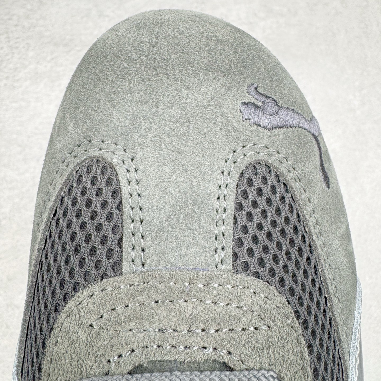 图片[15]-＃CS纯原 PUMA Speedca OG 彪马极速赛车系列低帮德训风拼接复古百搭休闲运动赛车鞋 鞋款从80、90年代赛车手所穿的防火赛车鞋为原型，鞋身线条模仿了赛车的流线廓形，体现了空气动力学原理的结构。简约流畅的外观，恰好又和贯穿其中的Formstrip Logo融合恰到好处，视觉上细节丰富且协调。本次Speedcat OG鞋款归来，最大看点自然式保留了窄版鞋型以及薄底构造。这两年各品牌鞋底越做越厚，Speedcat反其道而行之，上脚几乎无鞋底的效果带来耳目一新的视觉体验。鞋面依旧是以质感细腻的麂皮材质打造，并且大面积近乎全包裹的使用，复古味道也愈发浓烈。配色上更是将最原始的黑色和红色带回，向F1赛车队的标志性队服致敬。相信让各位一眼种草的更多是出挑的大红色，上脚即可瞬间点亮整体造型，在以球鞋为核心的OOTD中脱颖而出。而另一款黑色则是低调的万金油，彰显新潮个性的同时又不喧宾夺主，也是热爱简约系穿搭朋友的首选。 尺码：36 37 37.5 38 38.5 39 40 40.5 41 42 42.5 43 44 44.5 45 46-选品中心