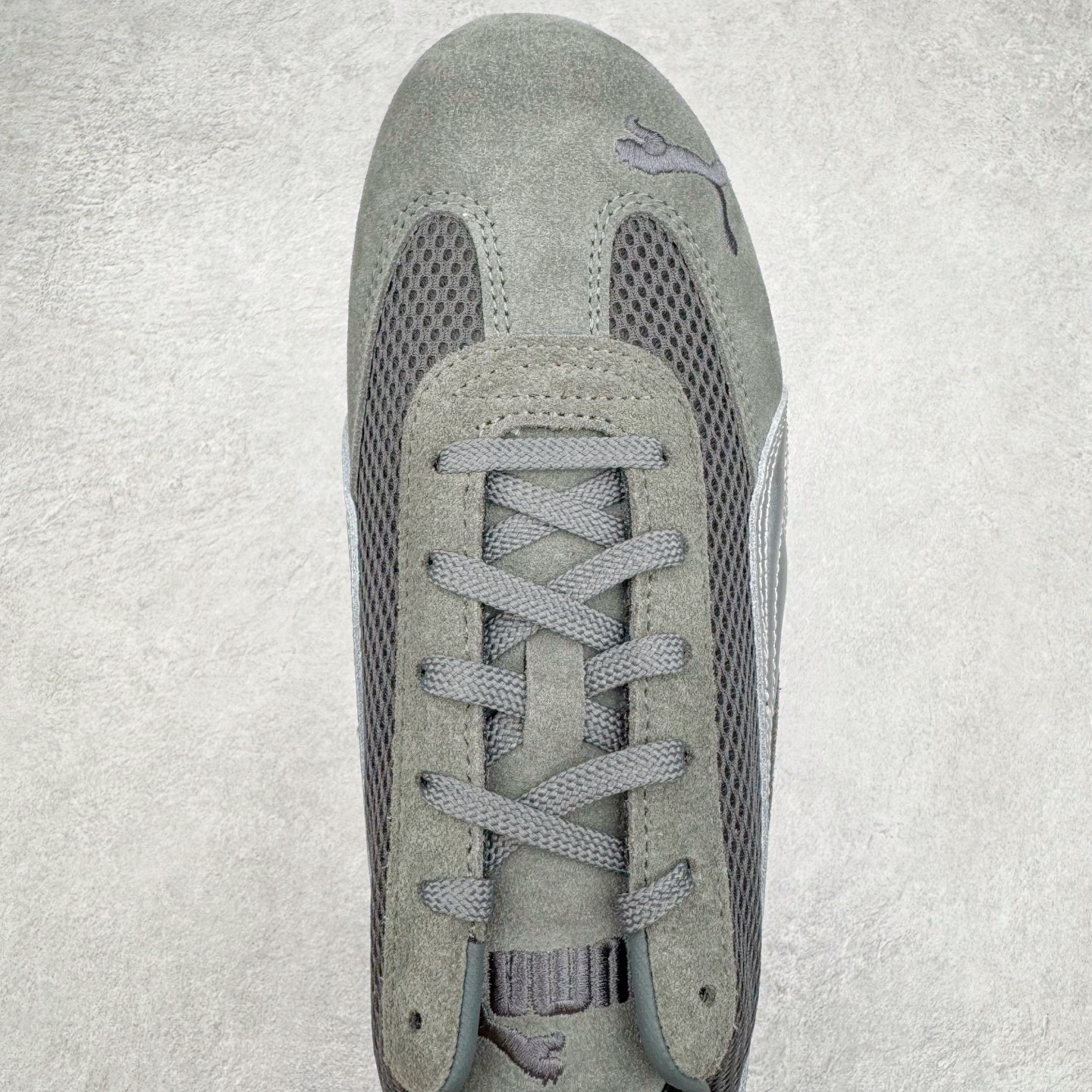 图片[4]-＃CS纯原 PUMA Speedca OG 彪马极速赛车系列低帮德训风拼接复古百搭休闲运动赛车鞋 鞋款从80、90年代赛车手所穿的防火赛车鞋为原型，鞋身线条模仿了赛车的流线廓形，体现了空气动力学原理的结构。简约流畅的外观，恰好又和贯穿其中的Formstrip Logo融合恰到好处，视觉上细节丰富且协调。本次Speedcat OG鞋款归来，最大看点自然式保留了窄版鞋型以及薄底构造。这两年各品牌鞋底越做越厚，Speedcat反其道而行之，上脚几乎无鞋底的效果带来耳目一新的视觉体验。鞋面依旧是以质感细腻的麂皮材质打造，并且大面积近乎全包裹的使用，复古味道也愈发浓烈。配色上更是将最原始的黑色和红色带回，向F1赛车队的标志性队服致敬。相信让各位一眼种草的更多是出挑的大红色，上脚即可瞬间点亮整体造型，在以球鞋为核心的OOTD中脱颖而出。而另一款黑色则是低调的万金油，彰显新潮个性的同时又不喧宾夺主，也是热爱简约系穿搭朋友的首选。 尺码：36 37 37.5 38 38.5 39 40 40.5 41 42 42.5 43 44 44.5 45 46-选品中心