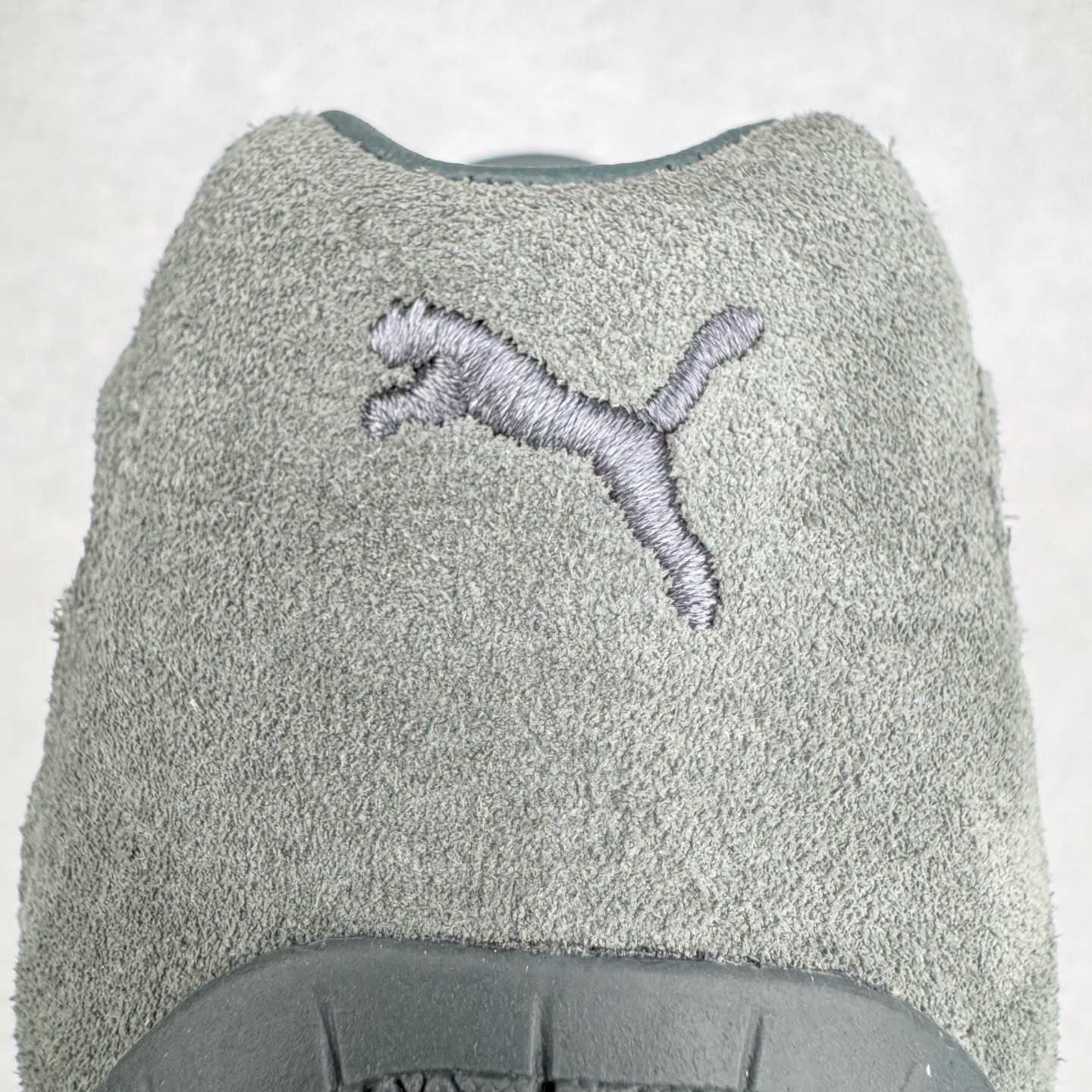 图片[10]-＃CS纯原 PUMA Speedca OG 彪马极速赛车系列低帮德训风拼接复古百搭休闲运动赛车鞋 鞋款从80、90年代赛车手所穿的防火赛车鞋为原型，鞋身线条模仿了赛车的流线廓形，体现了空气动力学原理的结构。简约流畅的外观，恰好又和贯穿其中的Formstrip Logo融合恰到好处，视觉上细节丰富且协调。本次Speedcat OG鞋款归来，最大看点自然式保留了窄版鞋型以及薄底构造。这两年各品牌鞋底越做越厚，Speedcat反其道而行之，上脚几乎无鞋底的效果带来耳目一新的视觉体验。鞋面依旧是以质感细腻的麂皮材质打造，并且大面积近乎全包裹的使用，复古味道也愈发浓烈。配色上更是将最原始的黑色和红色带回，向F1赛车队的标志性队服致敬。相信让各位一眼种草的更多是出挑的大红色，上脚即可瞬间点亮整体造型，在以球鞋为核心的OOTD中脱颖而出。而另一款黑色则是低调的万金油，彰显新潮个性的同时又不喧宾夺主，也是热爱简约系穿搭朋友的首选。 尺码：36 37 37.5 38 38.5 39 40 40.5 41 42 42.5 43 44 44.5 45 46-选品中心