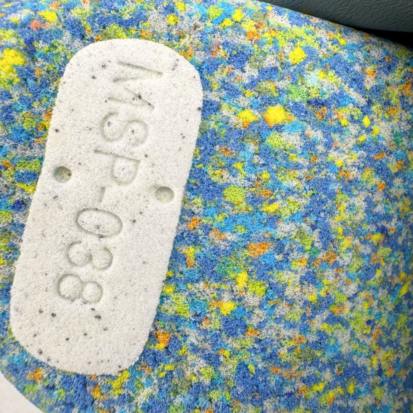 图片[21]-＃CS纯原 PUMA Speedca OG 彪马极速赛车系列低帮德训风拼接复古百搭休闲运动赛车鞋 鞋款从80、90年代赛车手所穿的防火赛车鞋为原型，鞋身线条模仿了赛车的流线廓形，体现了空气动力学原理的结构。简约流畅的外观，恰好又和贯穿其中的Formstrip Logo融合恰到好处，视觉上细节丰富且协调。本次Speedcat OG鞋款归来，最大看点自然式保留了窄版鞋型以及薄底构造。这两年各品牌鞋底越做越厚，Speedcat反其道而行之，上脚几乎无鞋底的效果带来耳目一新的视觉体验。鞋面依旧是以质感细腻的麂皮材质打造，并且大面积近乎全包裹的使用，复古味道也愈发浓烈。配色上更是将最原始的黑色和红色带回，向F1赛车队的标志性队服致敬。相信让各位一眼种草的更多是出挑的大红色，上脚即可瞬间点亮整体造型，在以球鞋为核心的OOTD中脱颖而出。而另一款黑色则是低调的万金油，彰显新潮个性的同时又不喧宾夺主，也是热爱简约系穿搭朋友的首选。 尺码：36 37 37.5 38 38.5 39 40 40.5 41 42 42.5 43 44 44.5 45 46-选品中心