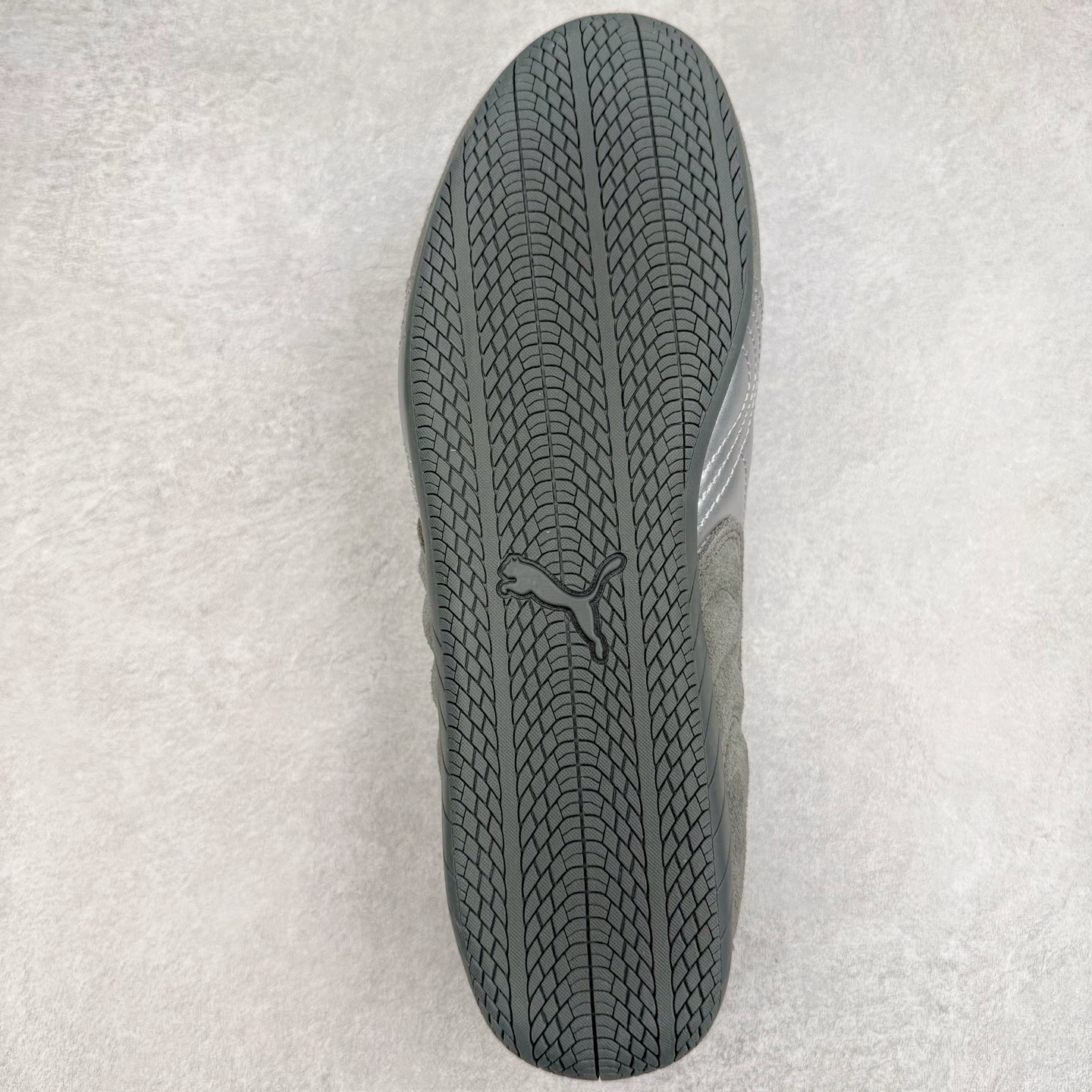 图片[9]-＃CS纯原 PUMA Speedca OG 彪马极速赛车系列低帮德训风拼接复古百搭休闲运动赛车鞋 鞋款从80、90年代赛车手所穿的防火赛车鞋为原型，鞋身线条模仿了赛车的流线廓形，体现了空气动力学原理的结构。简约流畅的外观，恰好又和贯穿其中的Formstrip Logo融合恰到好处，视觉上细节丰富且协调。本次Speedcat OG鞋款归来，最大看点自然式保留了窄版鞋型以及薄底构造。这两年各品牌鞋底越做越厚，Speedcat反其道而行之，上脚几乎无鞋底的效果带来耳目一新的视觉体验。鞋面依旧是以质感细腻的麂皮材质打造，并且大面积近乎全包裹的使用，复古味道也愈发浓烈。配色上更是将最原始的黑色和红色带回，向F1赛车队的标志性队服致敬。相信让各位一眼种草的更多是出挑的大红色，上脚即可瞬间点亮整体造型，在以球鞋为核心的OOTD中脱颖而出。而另一款黑色则是低调的万金油，彰显新潮个性的同时又不喧宾夺主，也是热爱简约系穿搭朋友的首选。 尺码：36 37 37.5 38 38.5 39 40 40.5 41 42 42.5 43 44 44.5 45 46-选品中心