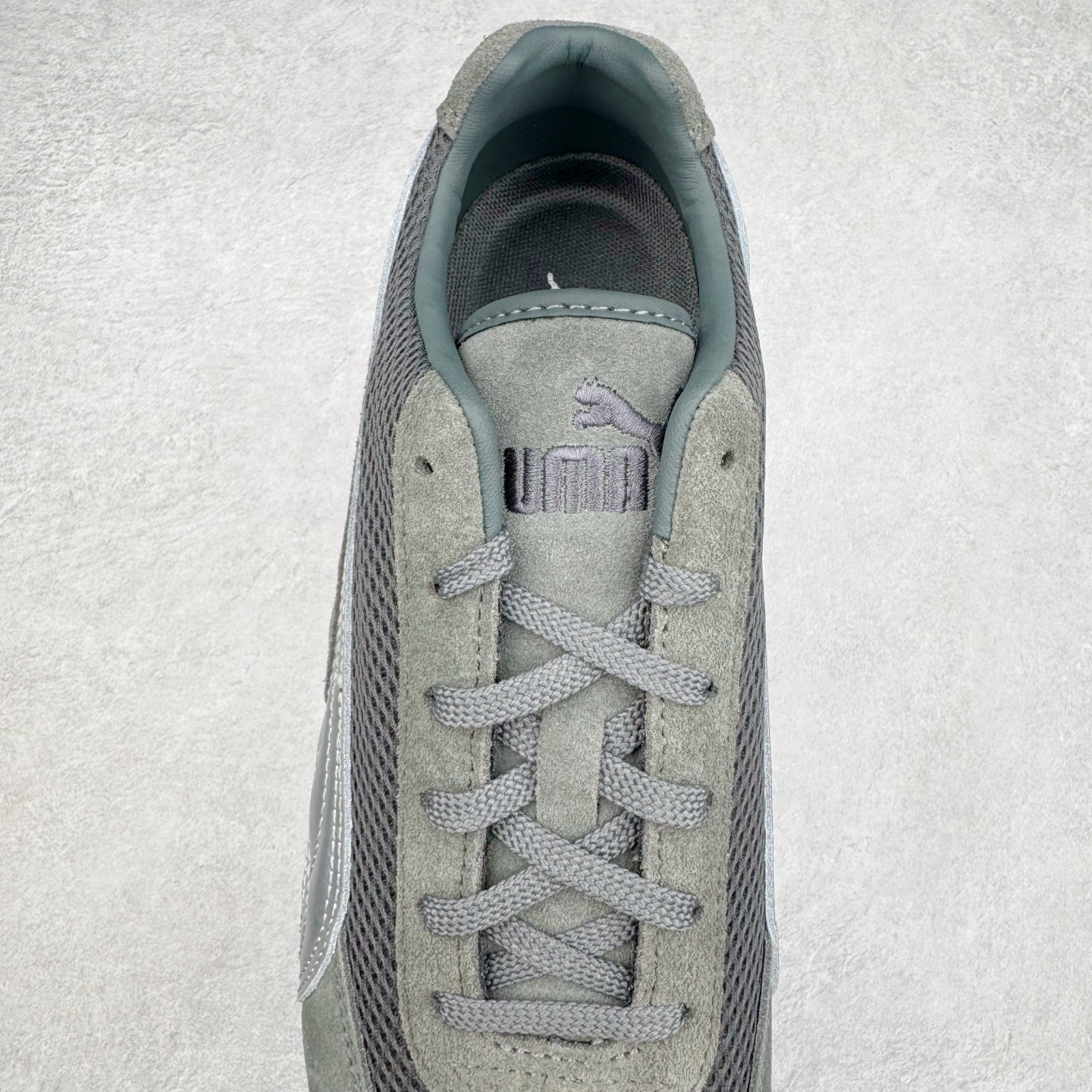 图片[5]-＃CS纯原 PUMA Speedca OG 彪马极速赛车系列低帮德训风拼接复古百搭休闲运动赛车鞋 鞋款从80、90年代赛车手所穿的防火赛车鞋为原型，鞋身线条模仿了赛车的流线廓形，体现了空气动力学原理的结构。简约流畅的外观，恰好又和贯穿其中的Formstrip Logo融合恰到好处，视觉上细节丰富且协调。本次Speedcat OG鞋款归来，最大看点自然式保留了窄版鞋型以及薄底构造。这两年各品牌鞋底越做越厚，Speedcat反其道而行之，上脚几乎无鞋底的效果带来耳目一新的视觉体验。鞋面依旧是以质感细腻的麂皮材质打造，并且大面积近乎全包裹的使用，复古味道也愈发浓烈。配色上更是将最原始的黑色和红色带回，向F1赛车队的标志性队服致敬。相信让各位一眼种草的更多是出挑的大红色，上脚即可瞬间点亮整体造型，在以球鞋为核心的OOTD中脱颖而出。而另一款黑色则是低调的万金油，彰显新潮个性的同时又不喧宾夺主，也是热爱简约系穿搭朋友的首选。 尺码：36 37 37.5 38 38.5 39 40 40.5 41 42 42.5 43 44 44.5 45 46-选品中心