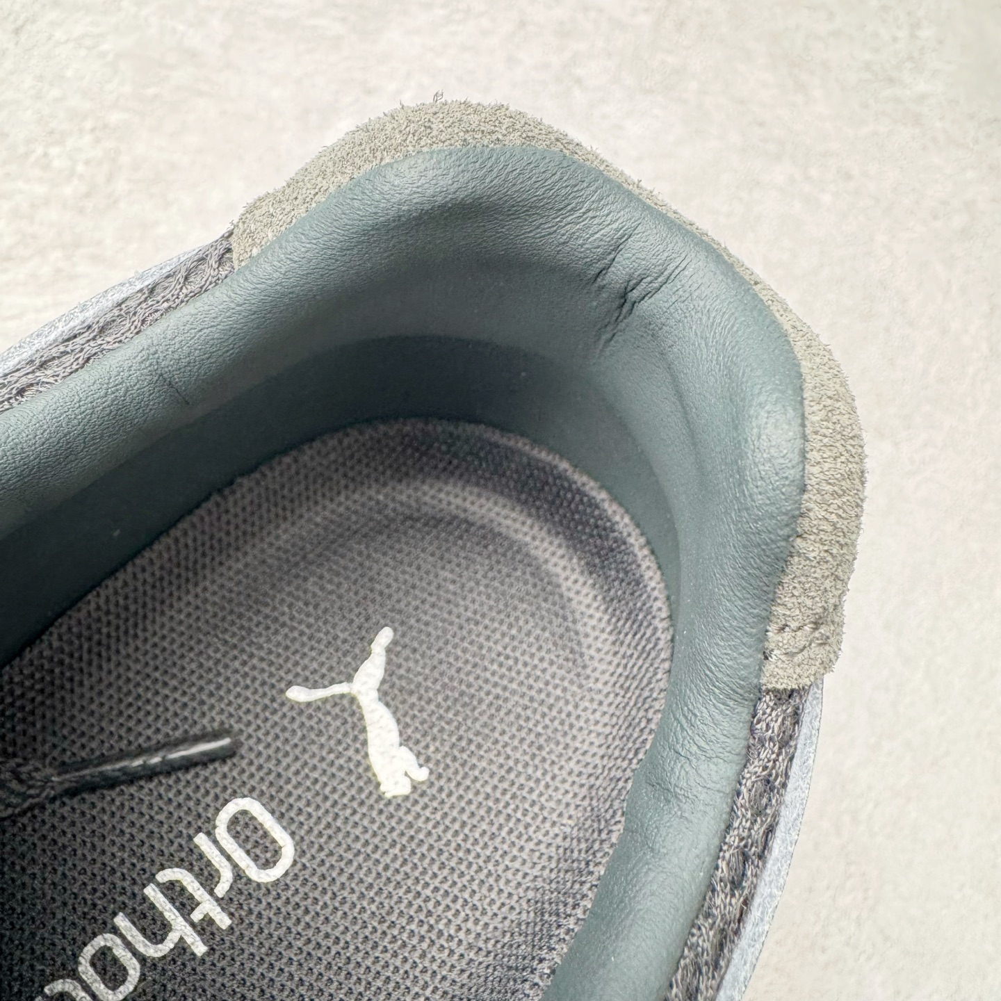 图片[17]-＃CS纯原 PUMA Speedca OG 彪马极速赛车系列低帮德训风拼接复古百搭休闲运动赛车鞋 鞋款从80、90年代赛车手所穿的防火赛车鞋为原型，鞋身线条模仿了赛车的流线廓形，体现了空气动力学原理的结构。简约流畅的外观，恰好又和贯穿其中的Formstrip Logo融合恰到好处，视觉上细节丰富且协调。本次Speedcat OG鞋款归来，最大看点自然式保留了窄版鞋型以及薄底构造。这两年各品牌鞋底越做越厚，Speedcat反其道而行之，上脚几乎无鞋底的效果带来耳目一新的视觉体验。鞋面依旧是以质感细腻的麂皮材质打造，并且大面积近乎全包裹的使用，复古味道也愈发浓烈。配色上更是将最原始的黑色和红色带回，向F1赛车队的标志性队服致敬。相信让各位一眼种草的更多是出挑的大红色，上脚即可瞬间点亮整体造型，在以球鞋为核心的OOTD中脱颖而出。而另一款黑色则是低调的万金油，彰显新潮个性的同时又不喧宾夺主，也是热爱简约系穿搭朋友的首选。 尺码：36 37 37.5 38 38.5 39 40 40.5 41 42 42.5 43 44 44.5 45 46-选品中心