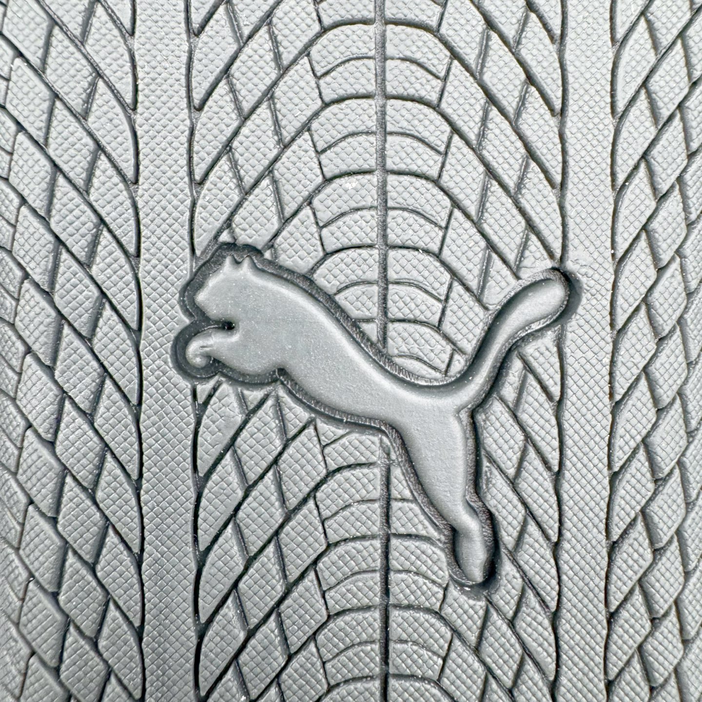 图片[11]-＃CS纯原 PUMA Speedca OG 彪马极速赛车系列低帮德训风拼接复古百搭休闲运动赛车鞋 鞋款从80、90年代赛车手所穿的防火赛车鞋为原型，鞋身线条模仿了赛车的流线廓形，体现了空气动力学原理的结构。简约流畅的外观，恰好又和贯穿其中的Formstrip Logo融合恰到好处，视觉上细节丰富且协调。本次Speedcat OG鞋款归来，最大看点自然式保留了窄版鞋型以及薄底构造。这两年各品牌鞋底越做越厚，Speedcat反其道而行之，上脚几乎无鞋底的效果带来耳目一新的视觉体验。鞋面依旧是以质感细腻的麂皮材质打造，并且大面积近乎全包裹的使用，复古味道也愈发浓烈。配色上更是将最原始的黑色和红色带回，向F1赛车队的标志性队服致敬。相信让各位一眼种草的更多是出挑的大红色，上脚即可瞬间点亮整体造型，在以球鞋为核心的OOTD中脱颖而出。而另一款黑色则是低调的万金油，彰显新潮个性的同时又不喧宾夺主，也是热爱简约系穿搭朋友的首选。 尺码：36 37 37.5 38 38.5 39 40 40.5 41 42 42.5 43 44 44.5 45 46-选品中心