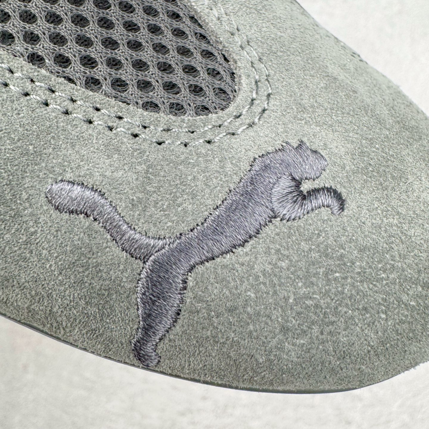 图片[14]-＃CS纯原 PUMA Speedca OG 彪马极速赛车系列低帮德训风拼接复古百搭休闲运动赛车鞋 鞋款从80、90年代赛车手所穿的防火赛车鞋为原型，鞋身线条模仿了赛车的流线廓形，体现了空气动力学原理的结构。简约流畅的外观，恰好又和贯穿其中的Formstrip Logo融合恰到好处，视觉上细节丰富且协调。本次Speedcat OG鞋款归来，最大看点自然式保留了窄版鞋型以及薄底构造。这两年各品牌鞋底越做越厚，Speedcat反其道而行之，上脚几乎无鞋底的效果带来耳目一新的视觉体验。鞋面依旧是以质感细腻的麂皮材质打造，并且大面积近乎全包裹的使用，复古味道也愈发浓烈。配色上更是将最原始的黑色和红色带回，向F1赛车队的标志性队服致敬。相信让各位一眼种草的更多是出挑的大红色，上脚即可瞬间点亮整体造型，在以球鞋为核心的OOTD中脱颖而出。而另一款黑色则是低调的万金油，彰显新潮个性的同时又不喧宾夺主，也是热爱简约系穿搭朋友的首选。 尺码：36 37 37.5 38 38.5 39 40 40.5 41 42 42.5 43 44 44.5 45 46-选品中心