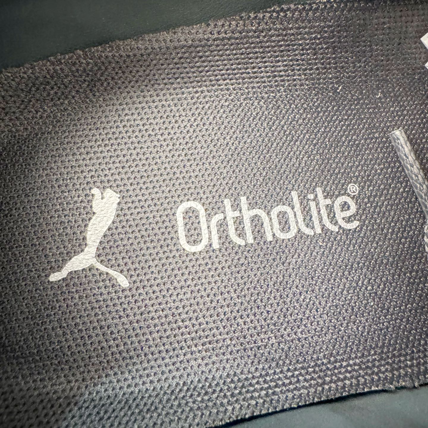 图片[18]-＃CS纯原 PUMA Speedca OG 彪马极速赛车系列低帮德训风拼接复古百搭休闲运动赛车鞋 鞋款从80、90年代赛车手所穿的防火赛车鞋为原型，鞋身线条模仿了赛车的流线廓形，体现了空气动力学原理的结构。简约流畅的外观，恰好又和贯穿其中的Formstrip Logo融合恰到好处，视觉上细节丰富且协调。本次Speedcat OG鞋款归来，最大看点自然式保留了窄版鞋型以及薄底构造。这两年各品牌鞋底越做越厚，Speedcat反其道而行之，上脚几乎无鞋底的效果带来耳目一新的视觉体验。鞋面依旧是以质感细腻的麂皮材质打造，并且大面积近乎全包裹的使用，复古味道也愈发浓烈。配色上更是将最原始的黑色和红色带回，向F1赛车队的标志性队服致敬。相信让各位一眼种草的更多是出挑的大红色，上脚即可瞬间点亮整体造型，在以球鞋为核心的OOTD中脱颖而出。而另一款黑色则是低调的万金油，彰显新潮个性的同时又不喧宾夺主，也是热爱简约系穿搭朋友的首选。 尺码：36 37 37.5 38 38.5 39 40 40.5 41 42 42.5 43 44 44.5 45 46-选品中心