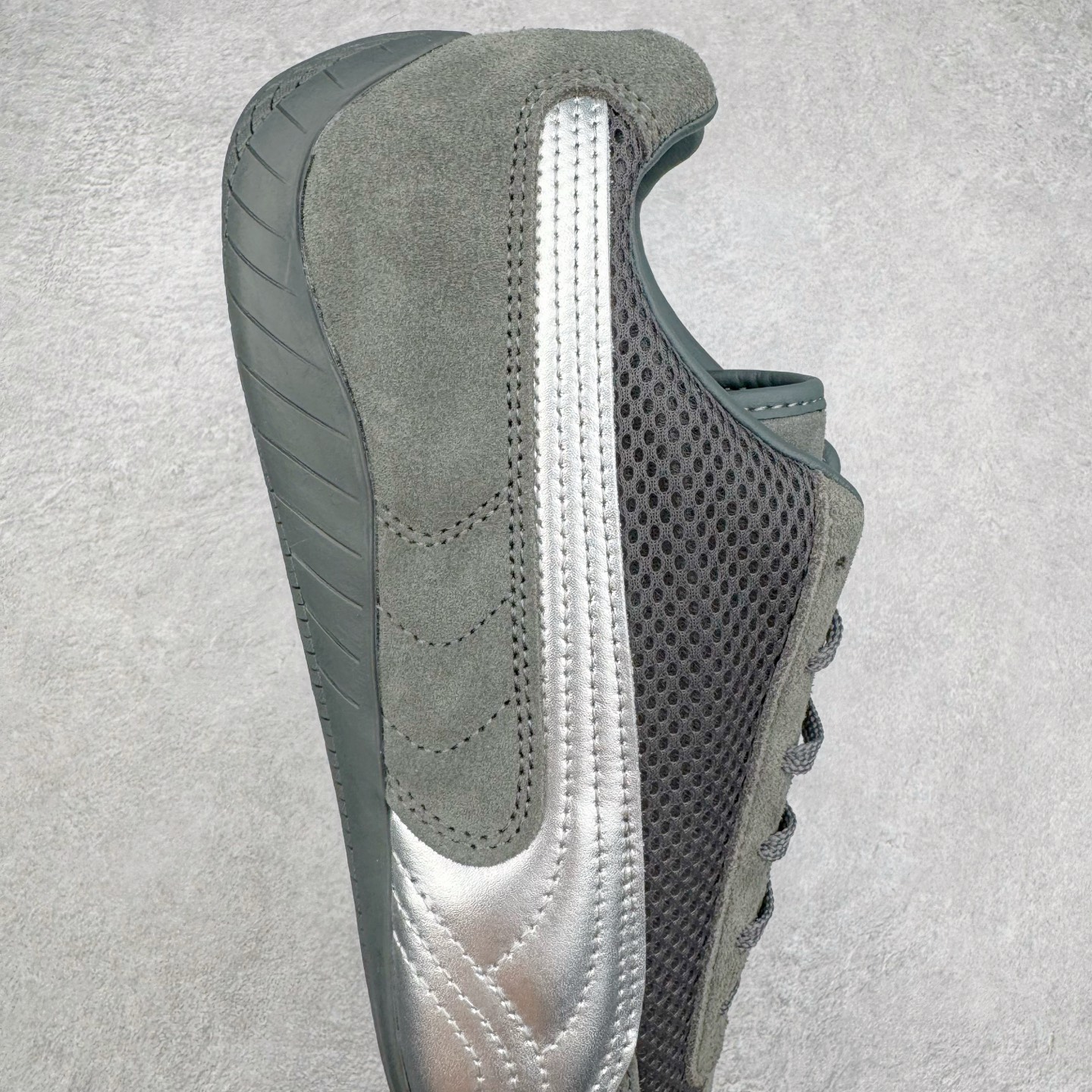 图片[6]-＃CS纯原 PUMA Speedca OG 彪马极速赛车系列低帮德训风拼接复古百搭休闲运动赛车鞋 鞋款从80、90年代赛车手所穿的防火赛车鞋为原型，鞋身线条模仿了赛车的流线廓形，体现了空气动力学原理的结构。简约流畅的外观，恰好又和贯穿其中的Formstrip Logo融合恰到好处，视觉上细节丰富且协调。本次Speedcat OG鞋款归来，最大看点自然式保留了窄版鞋型以及薄底构造。这两年各品牌鞋底越做越厚，Speedcat反其道而行之，上脚几乎无鞋底的效果带来耳目一新的视觉体验。鞋面依旧是以质感细腻的麂皮材质打造，并且大面积近乎全包裹的使用，复古味道也愈发浓烈。配色上更是将最原始的黑色和红色带回，向F1赛车队的标志性队服致敬。相信让各位一眼种草的更多是出挑的大红色，上脚即可瞬间点亮整体造型，在以球鞋为核心的OOTD中脱颖而出。而另一款黑色则是低调的万金油，彰显新潮个性的同时又不喧宾夺主，也是热爱简约系穿搭朋友的首选。 尺码：36 37 37.5 38 38.5 39 40 40.5 41 42 42.5 43 44 44.5 45 46-选品中心