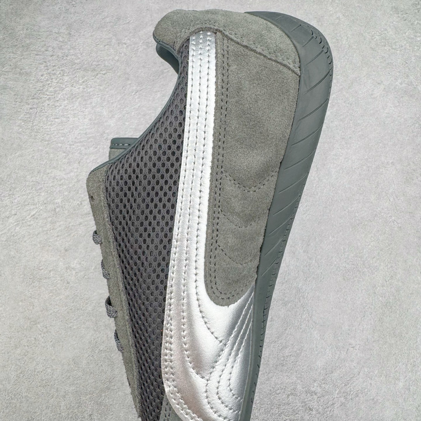 图片[7]-＃CS纯原 PUMA Speedca OG 彪马极速赛车系列低帮德训风拼接复古百搭休闲运动赛车鞋 鞋款从80、90年代赛车手所穿的防火赛车鞋为原型，鞋身线条模仿了赛车的流线廓形，体现了空气动力学原理的结构。简约流畅的外观，恰好又和贯穿其中的Formstrip Logo融合恰到好处，视觉上细节丰富且协调。本次Speedcat OG鞋款归来，最大看点自然式保留了窄版鞋型以及薄底构造。这两年各品牌鞋底越做越厚，Speedcat反其道而行之，上脚几乎无鞋底的效果带来耳目一新的视觉体验。鞋面依旧是以质感细腻的麂皮材质打造，并且大面积近乎全包裹的使用，复古味道也愈发浓烈。配色上更是将最原始的黑色和红色带回，向F1赛车队的标志性队服致敬。相信让各位一眼种草的更多是出挑的大红色，上脚即可瞬间点亮整体造型，在以球鞋为核心的OOTD中脱颖而出。而另一款黑色则是低调的万金油，彰显新潮个性的同时又不喧宾夺主，也是热爱简约系穿搭朋友的首选。 尺码：36 37 37.5 38 38.5 39 40 40.5 41 42 42.5 43 44 44.5 45 46-选品中心